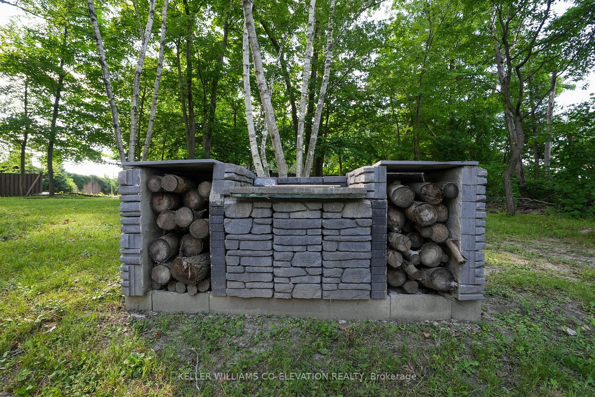 1136 Bronte Rd