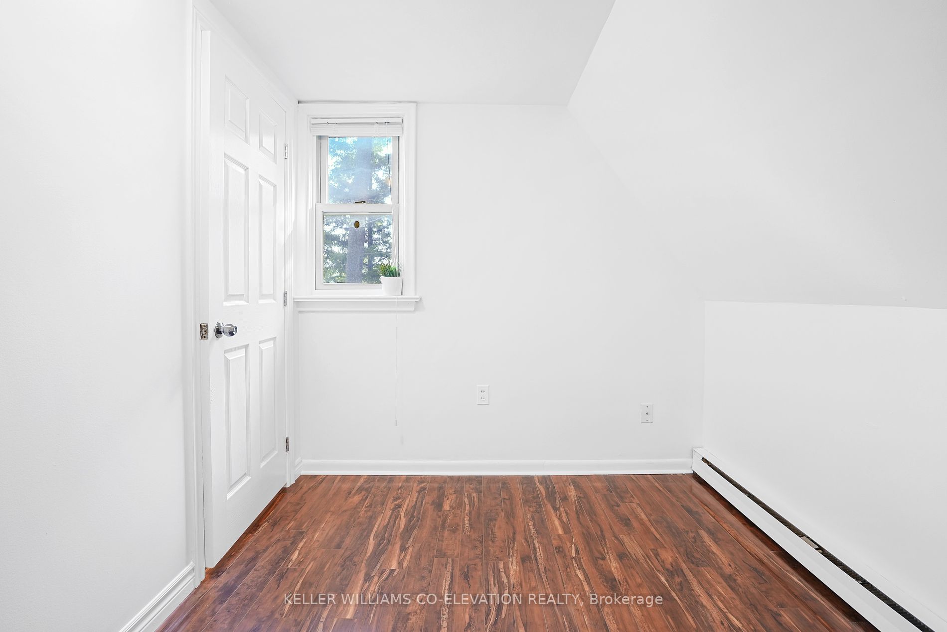 1136 Bronte Rd