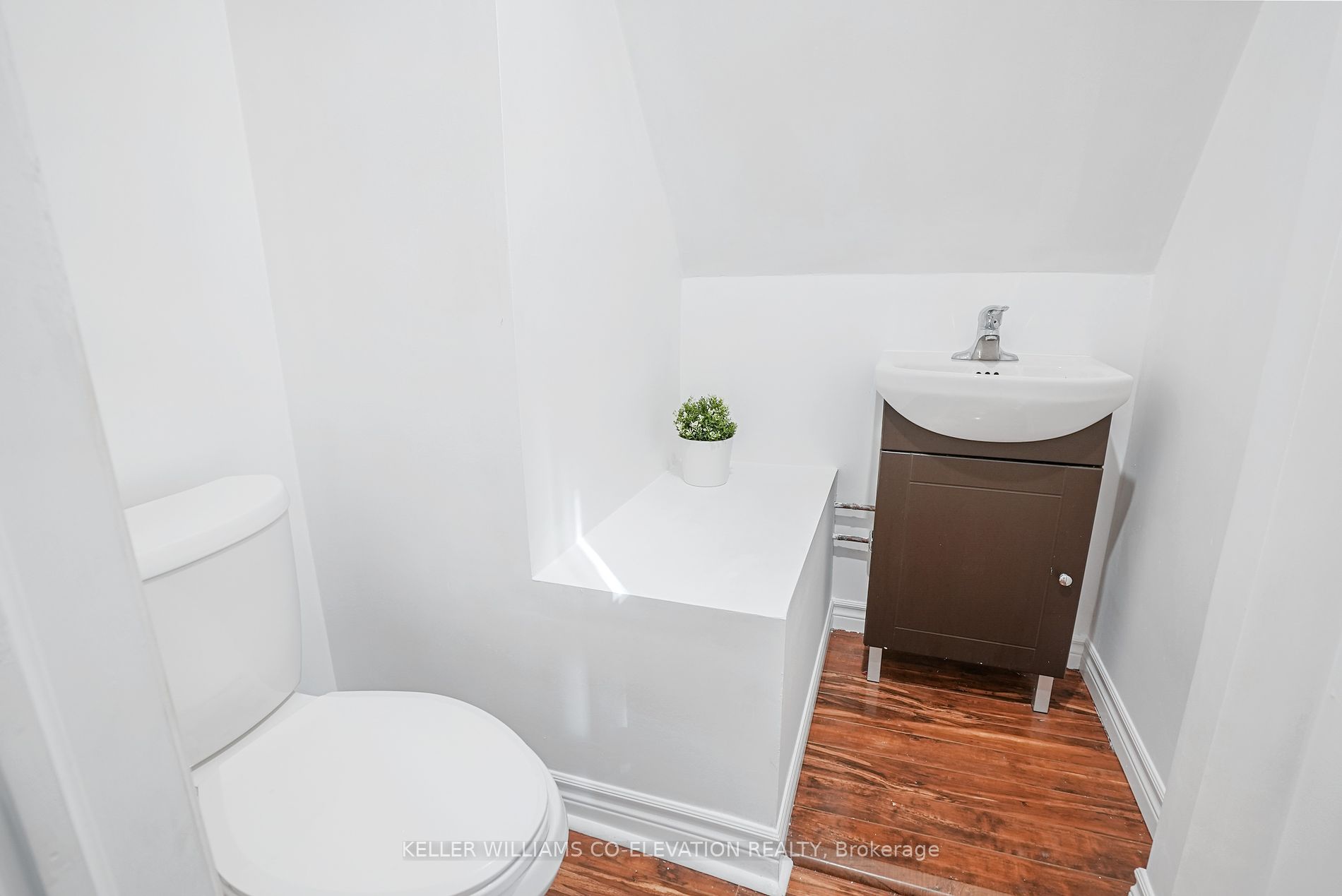 1136 Bronte Rd