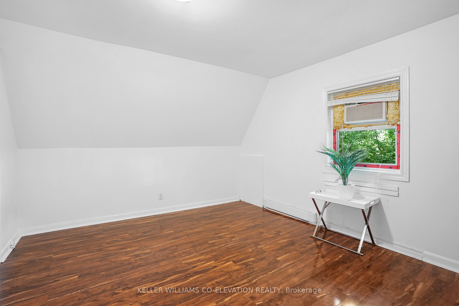 1136 Bronte Rd