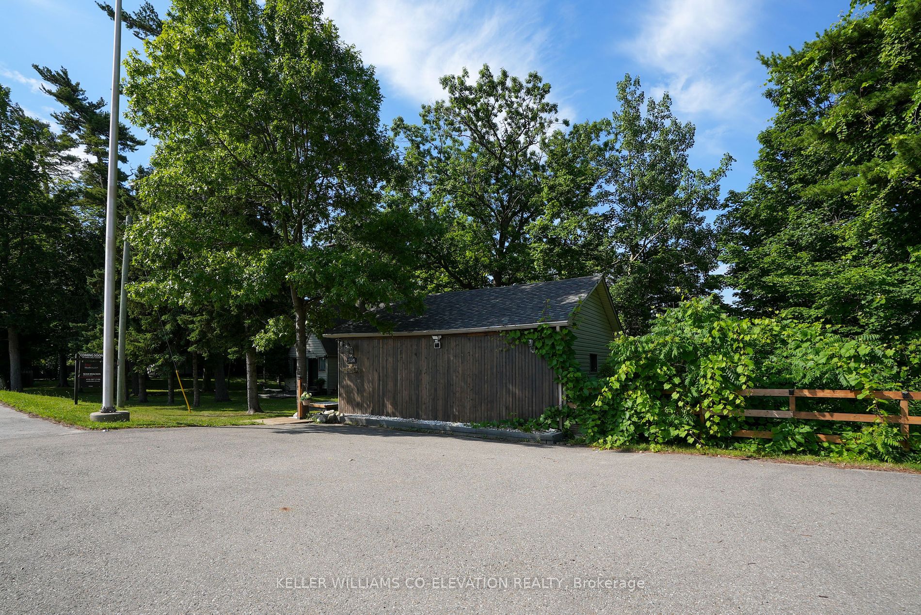 1136 Bronte Rd