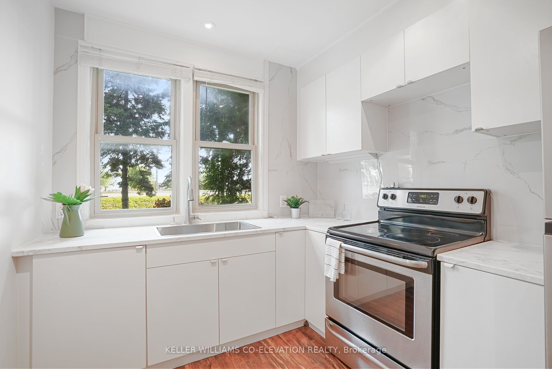 1136 Bronte Rd