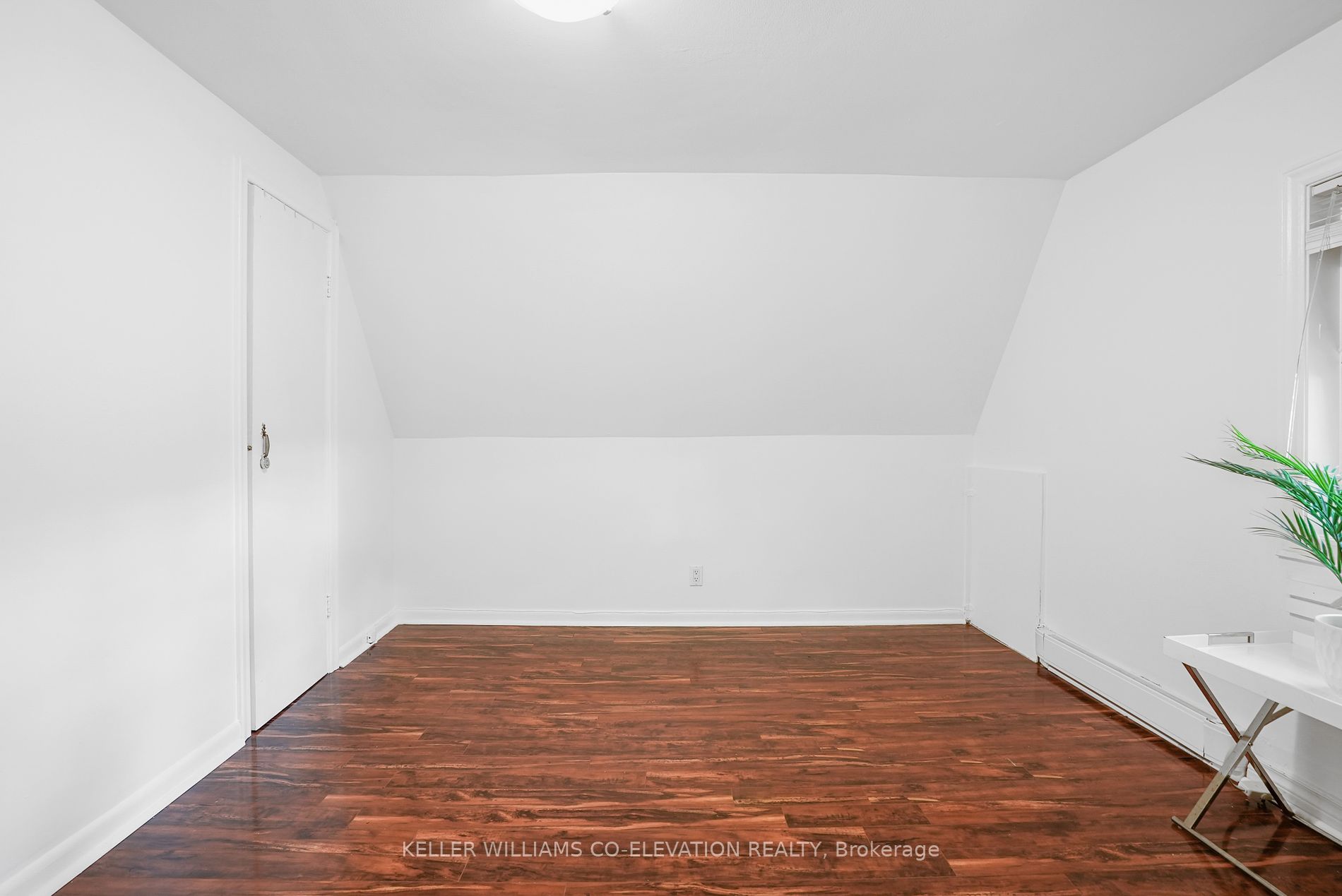 1136 Bronte Rd