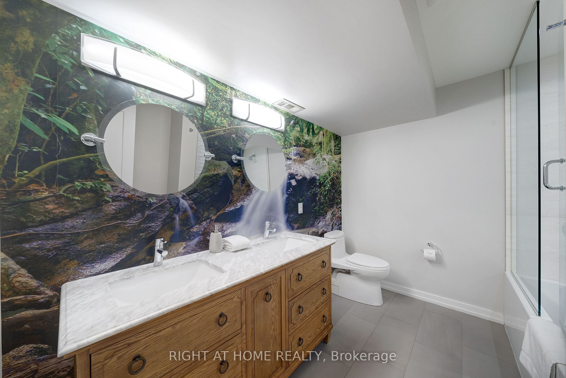 868 Danforth Pl