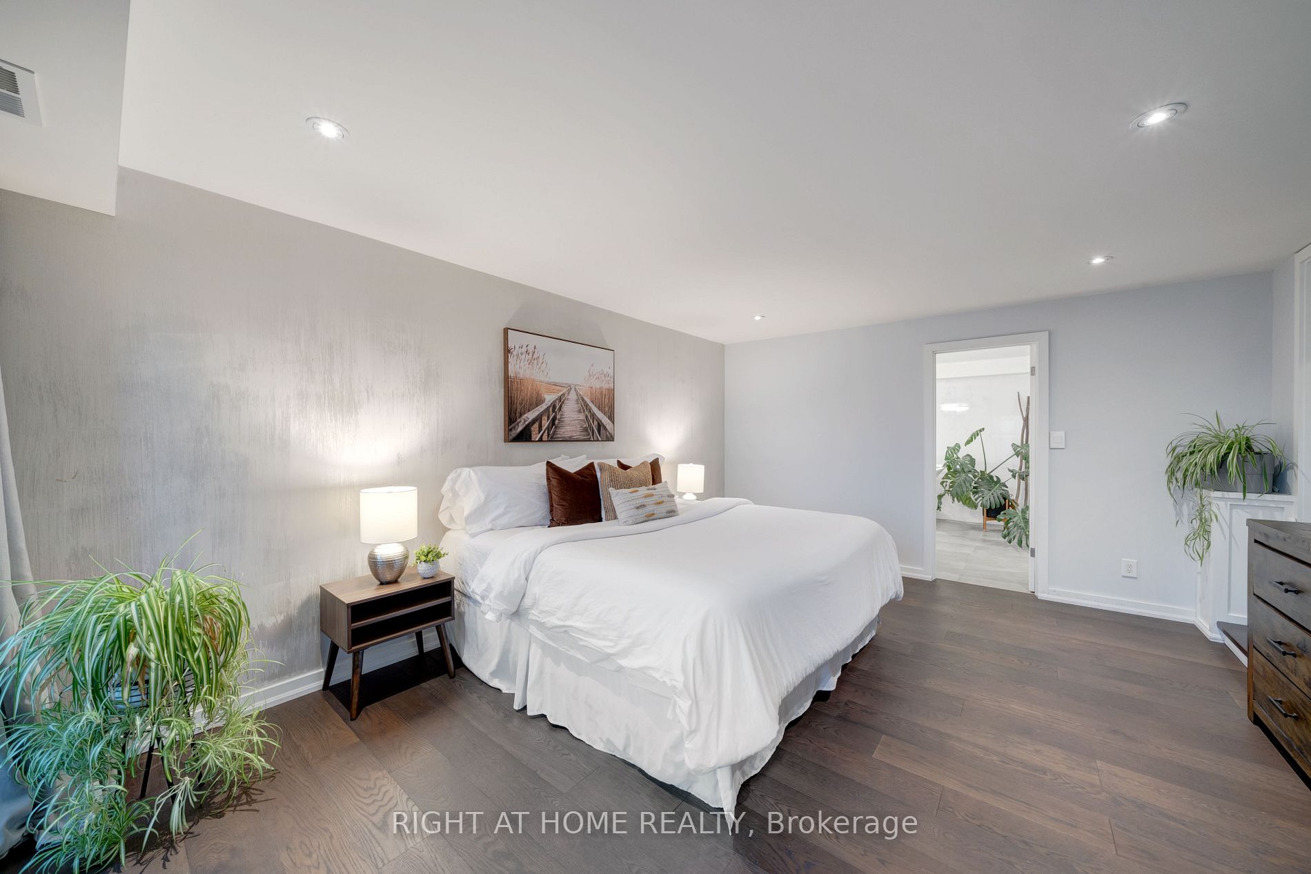 868 Danforth Pl