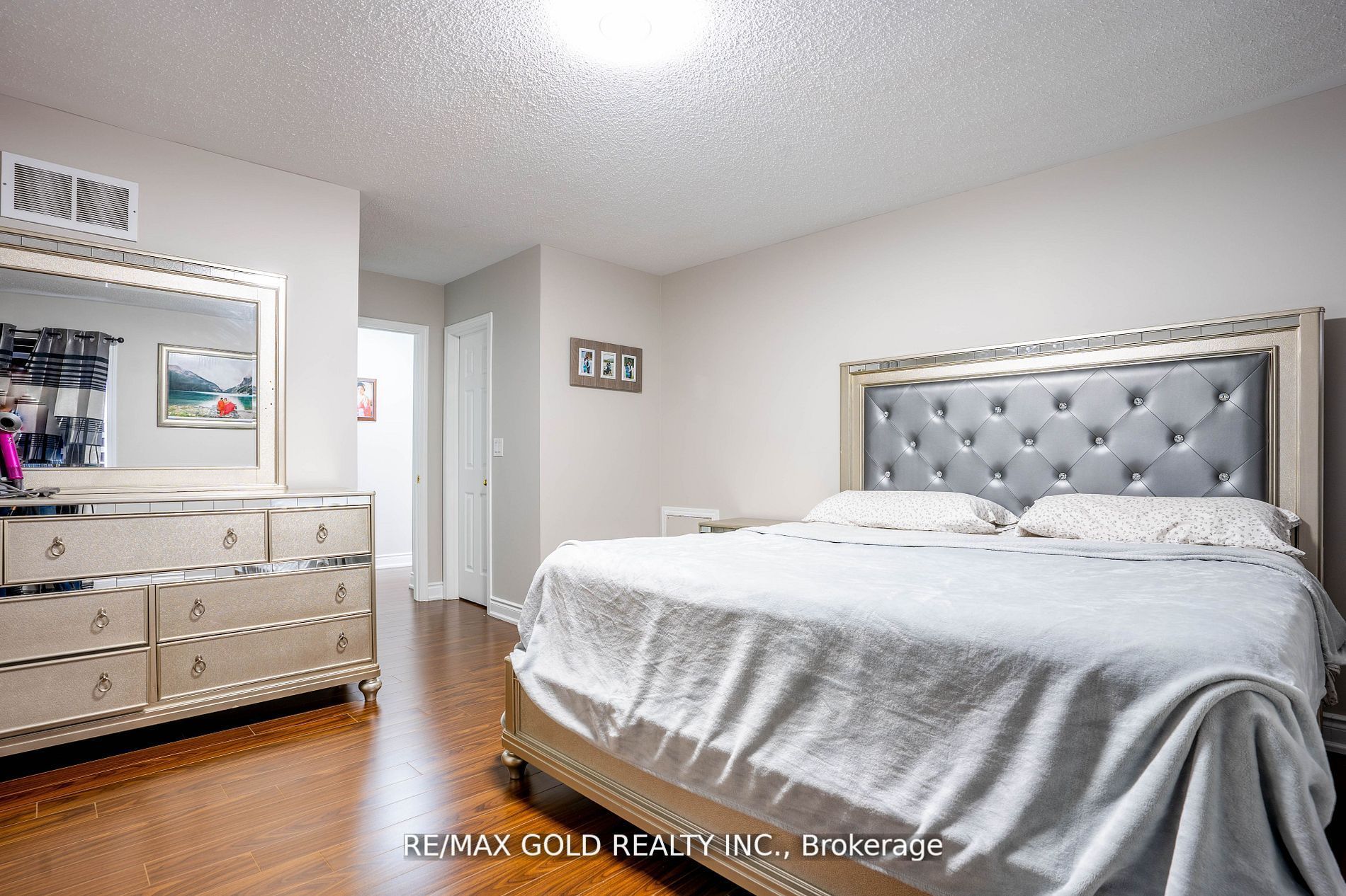 8 Upshall Dr