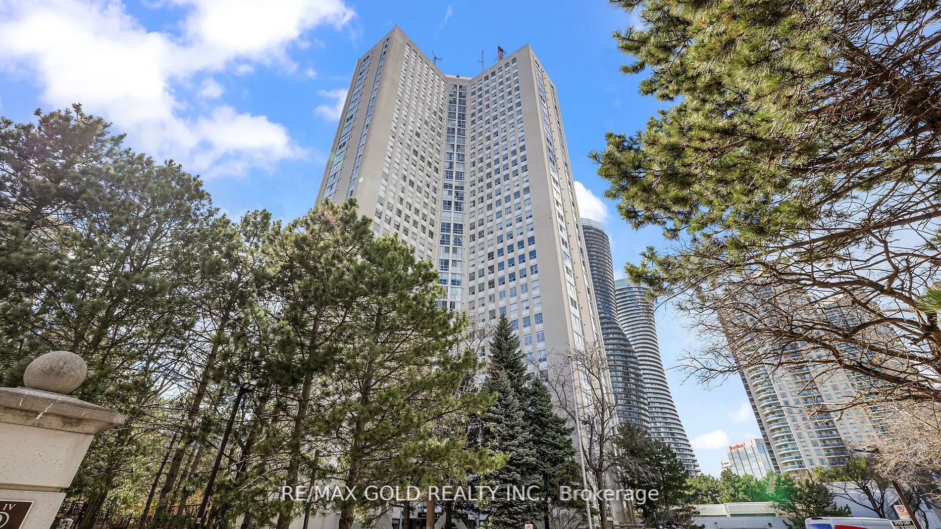 3650 Kaneff Cres, #3106