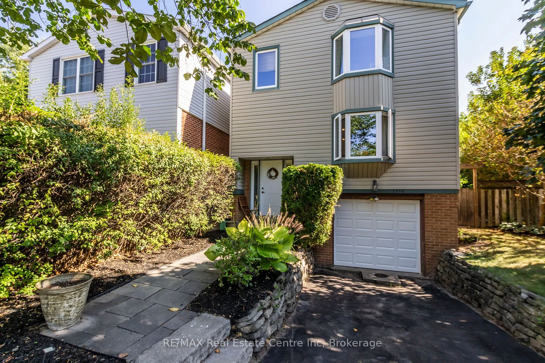 1216 Consort Cres