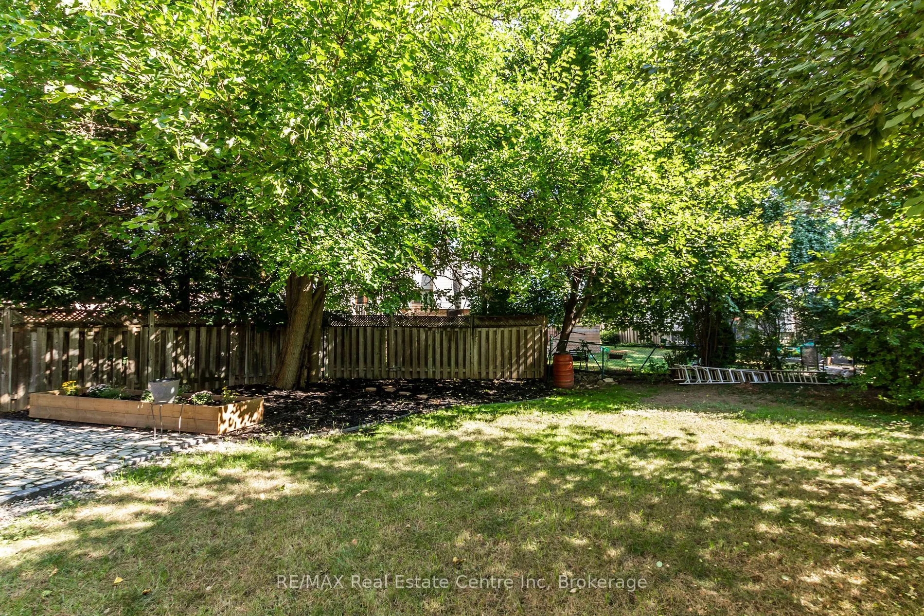 1216 Consort Cres