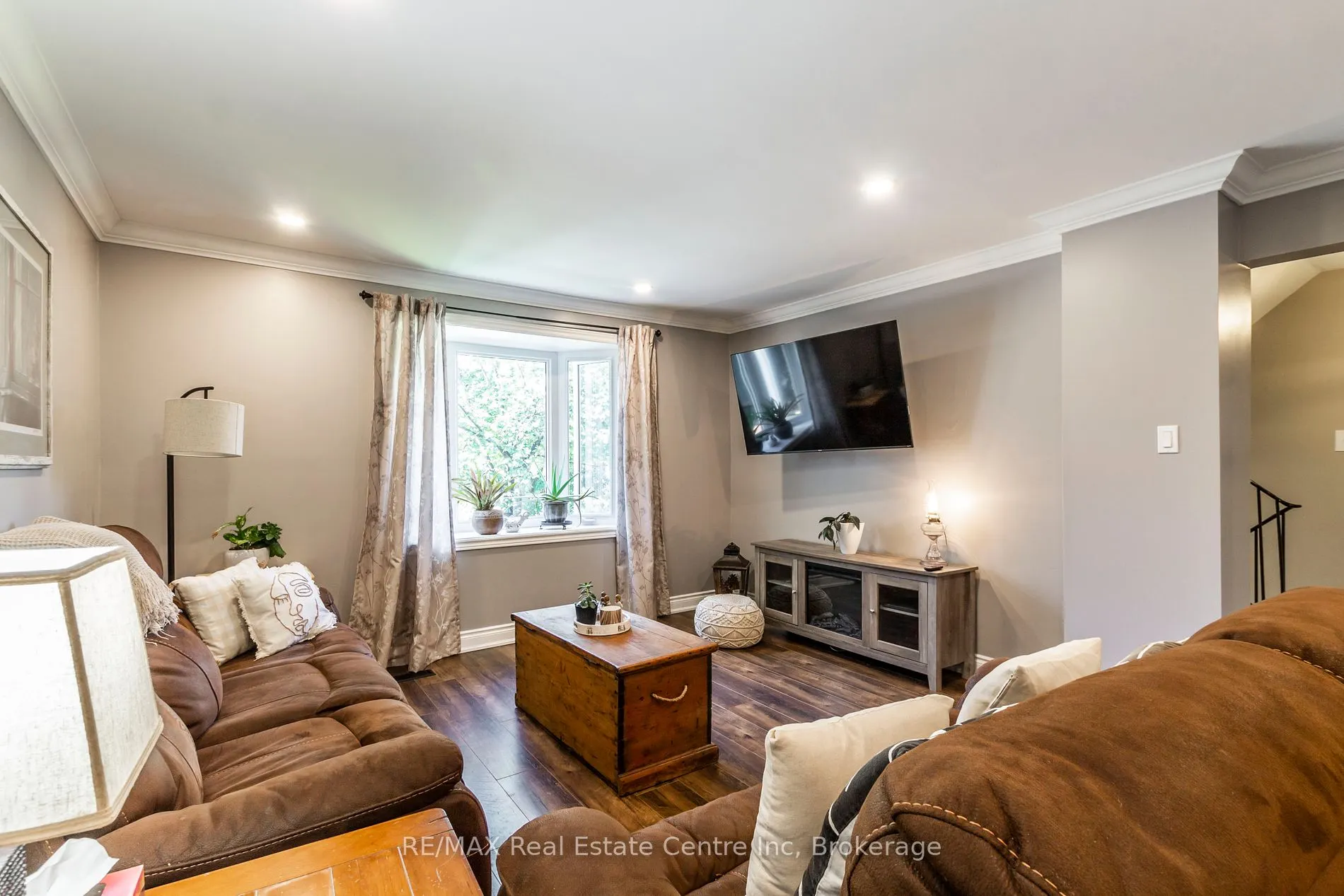 1216 Consort Cres