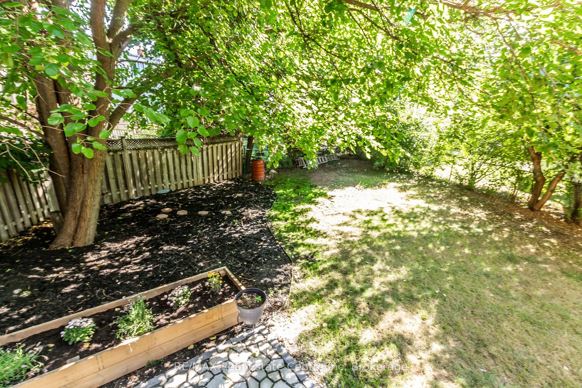 1216 Consort Cres