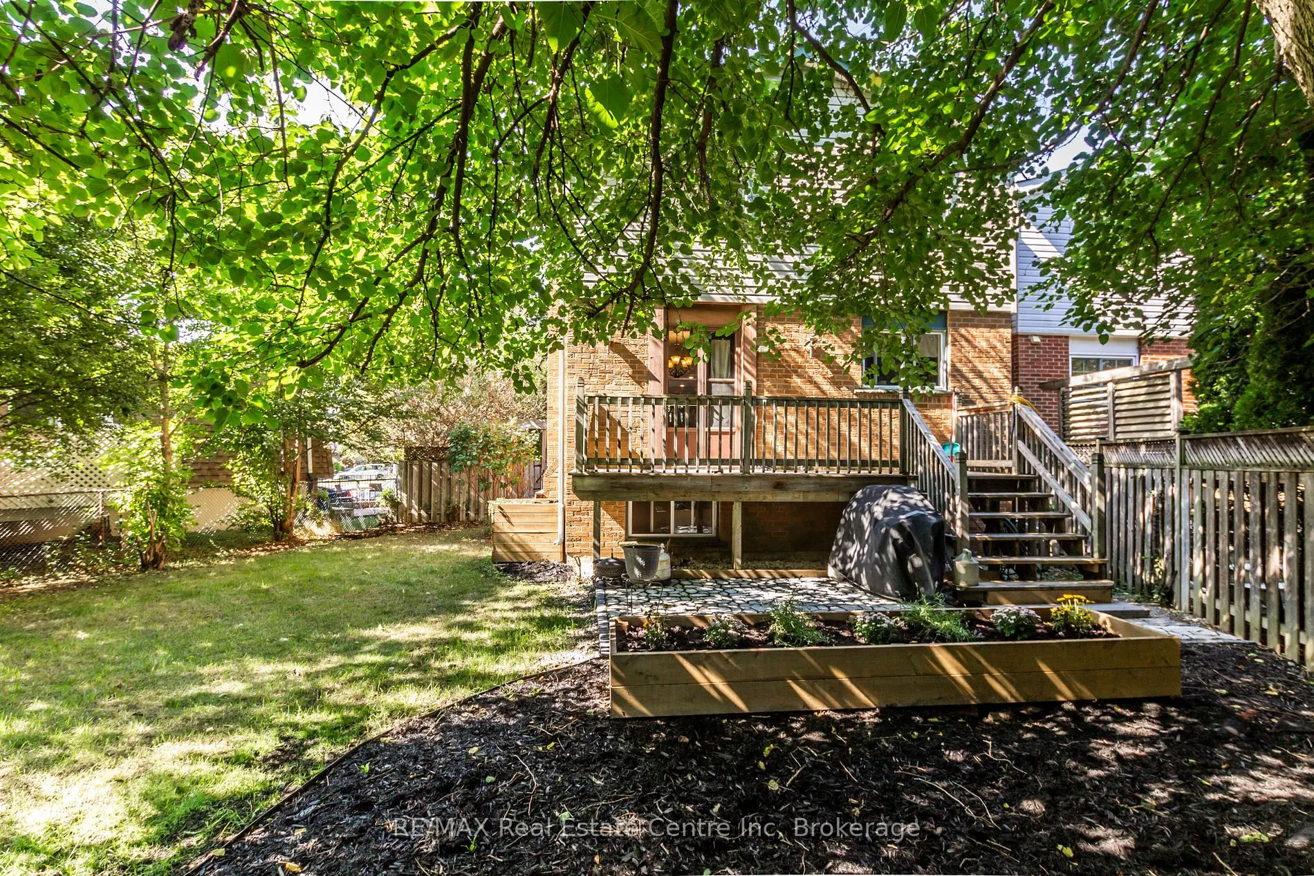 1216 Consort Cres