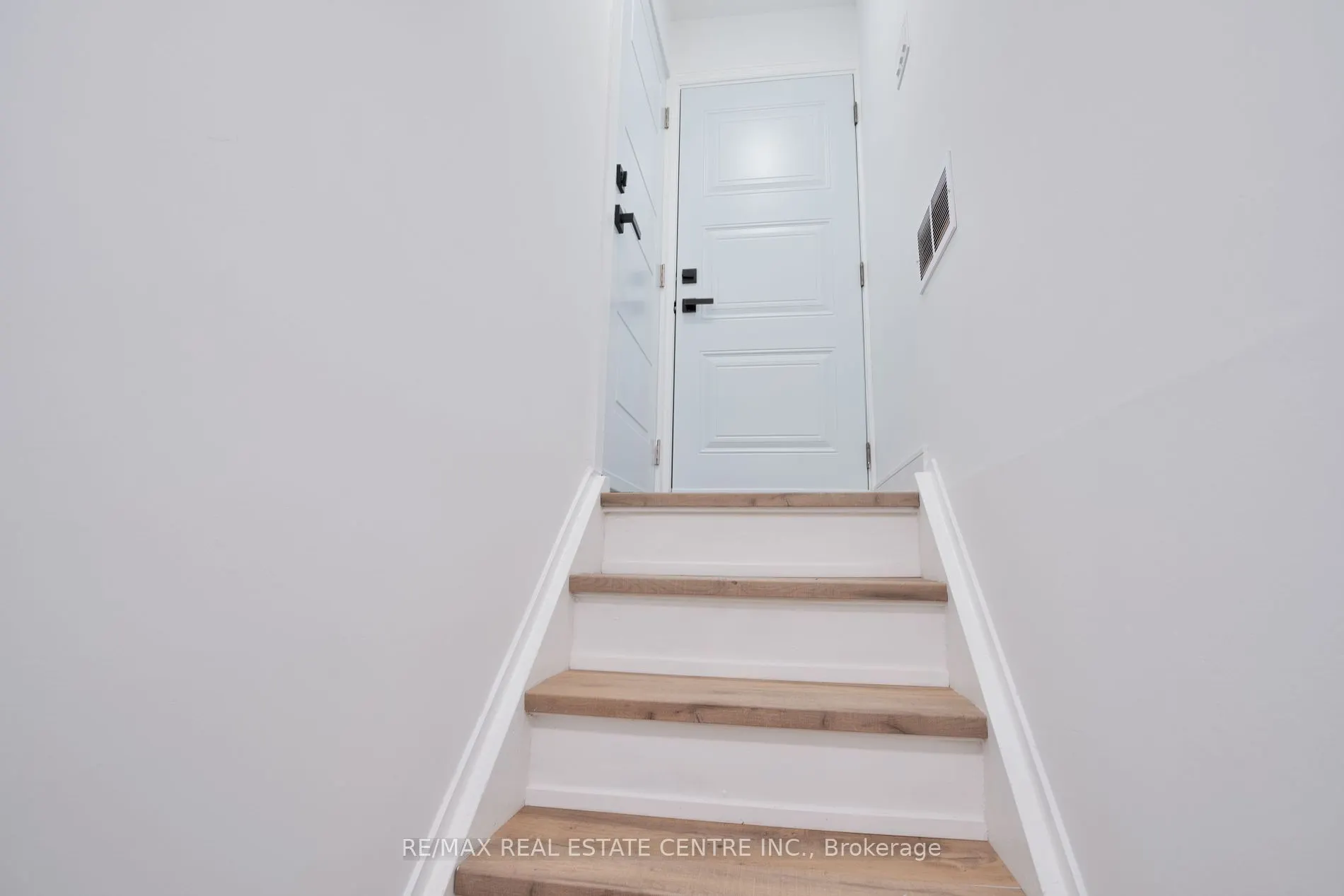 2221 Wyandotte Dr