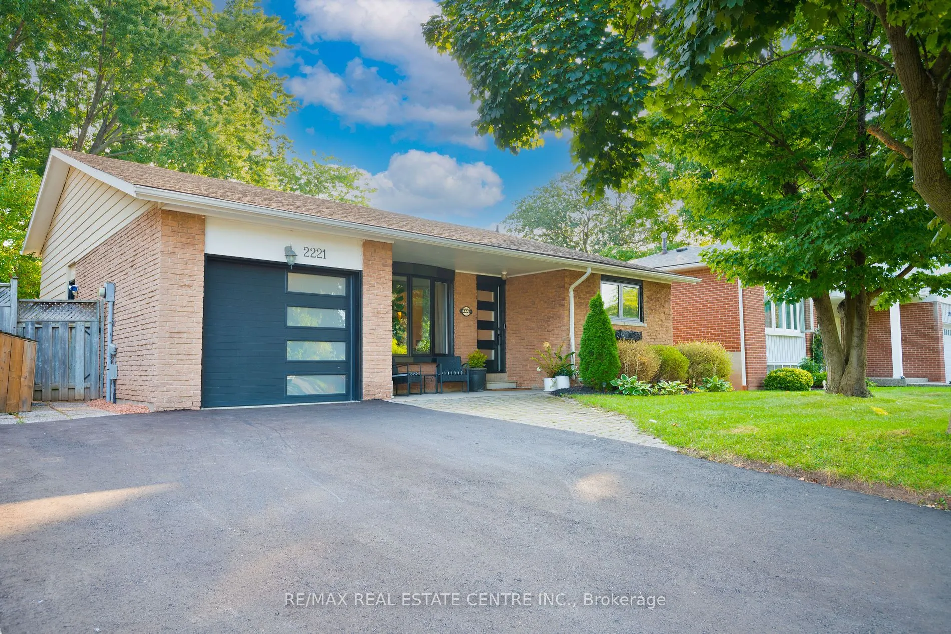 2221 Wyandotte Dr