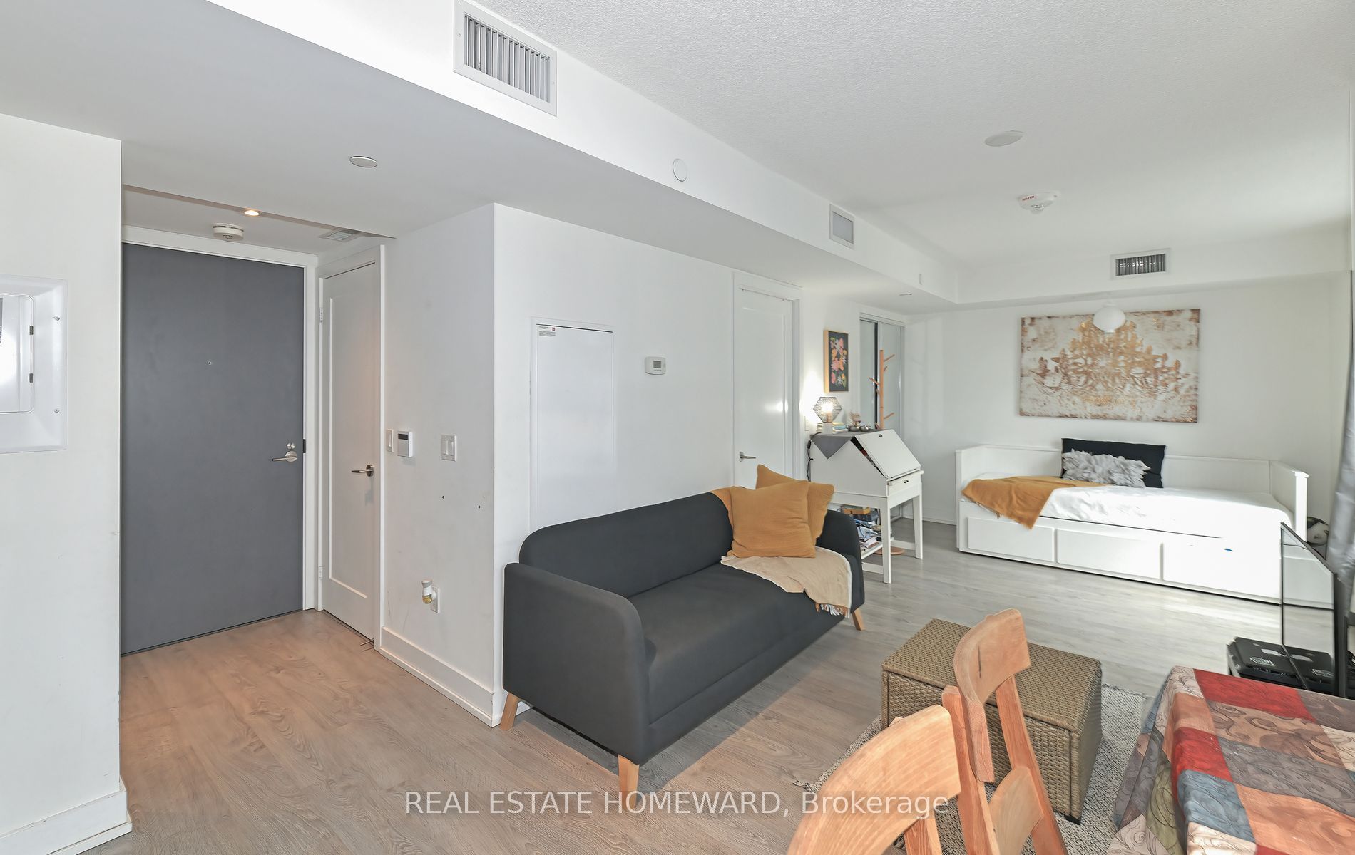 7 Mabelle Ave, #308A