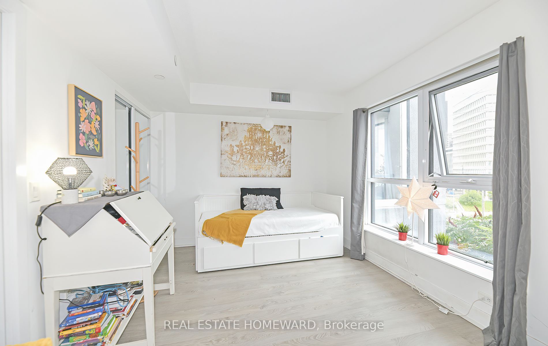 7 Mabelle Ave, #308A