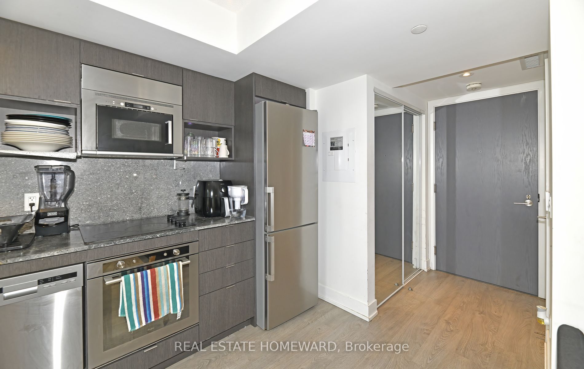 7 Mabelle Ave, #308A