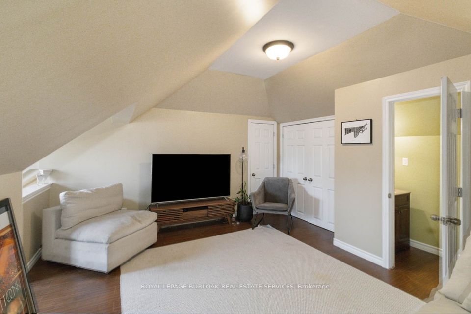 295 Plains Rd W