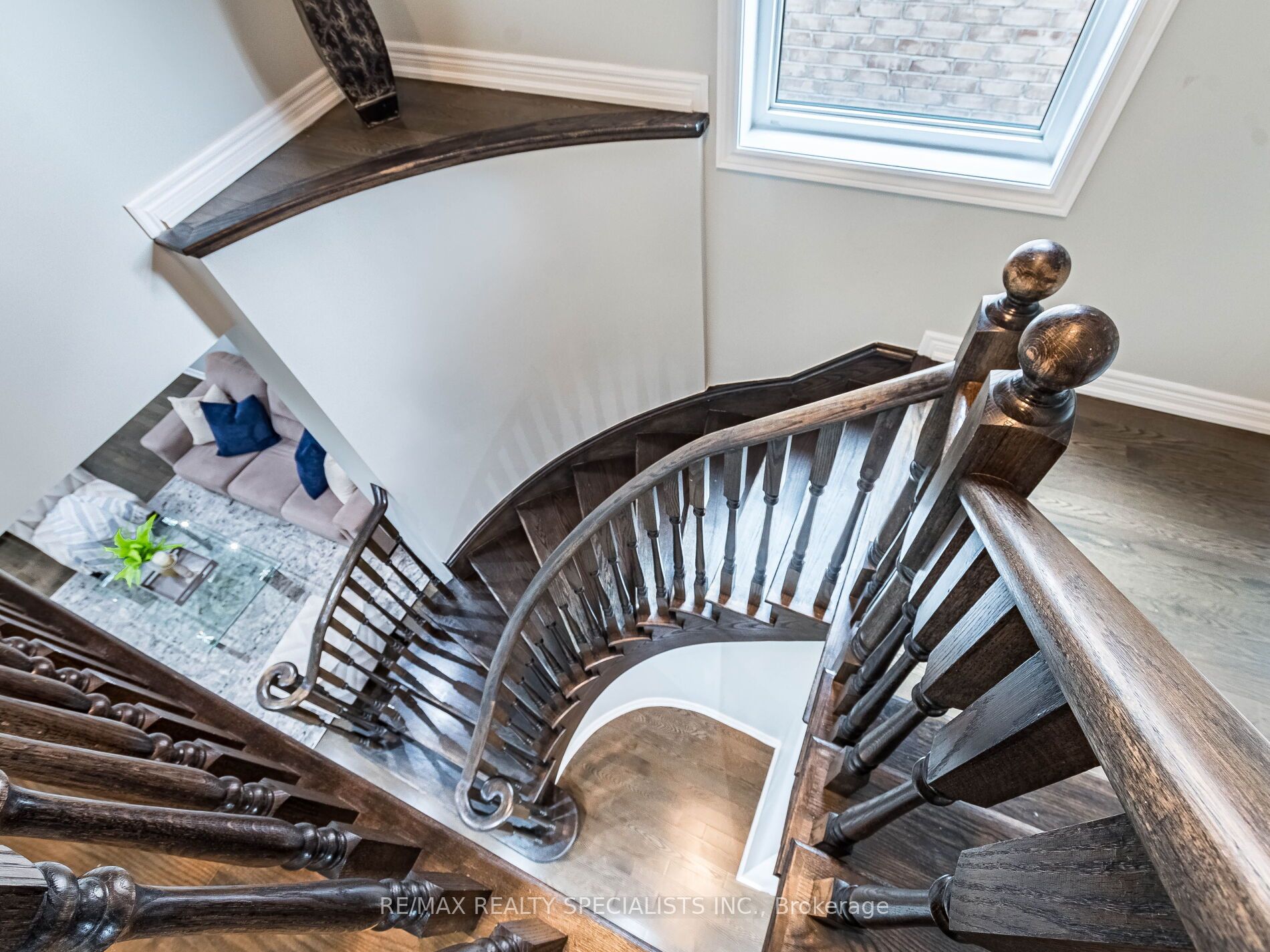 26 Lloyd Cres