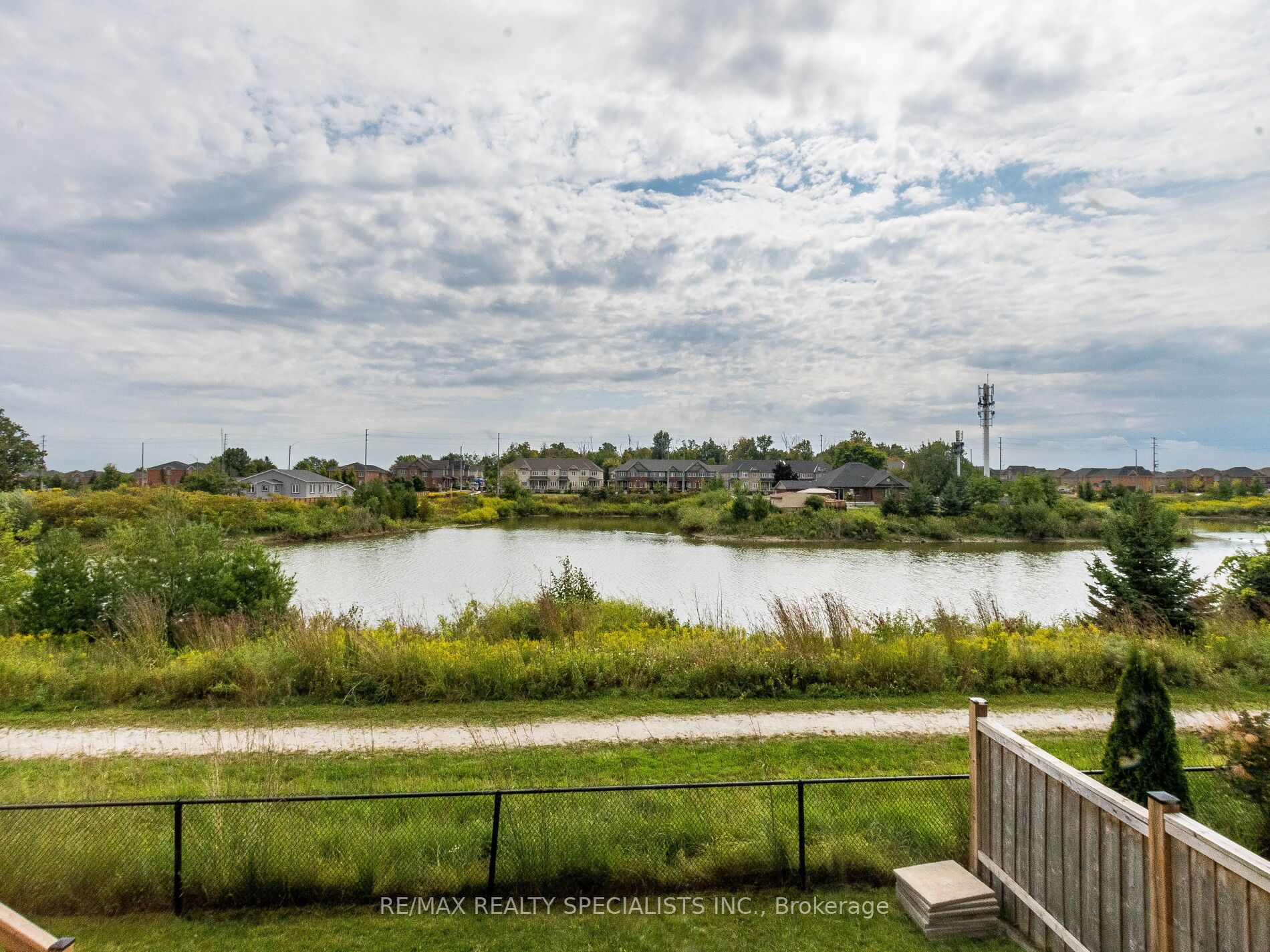 26 Lloyd Cres