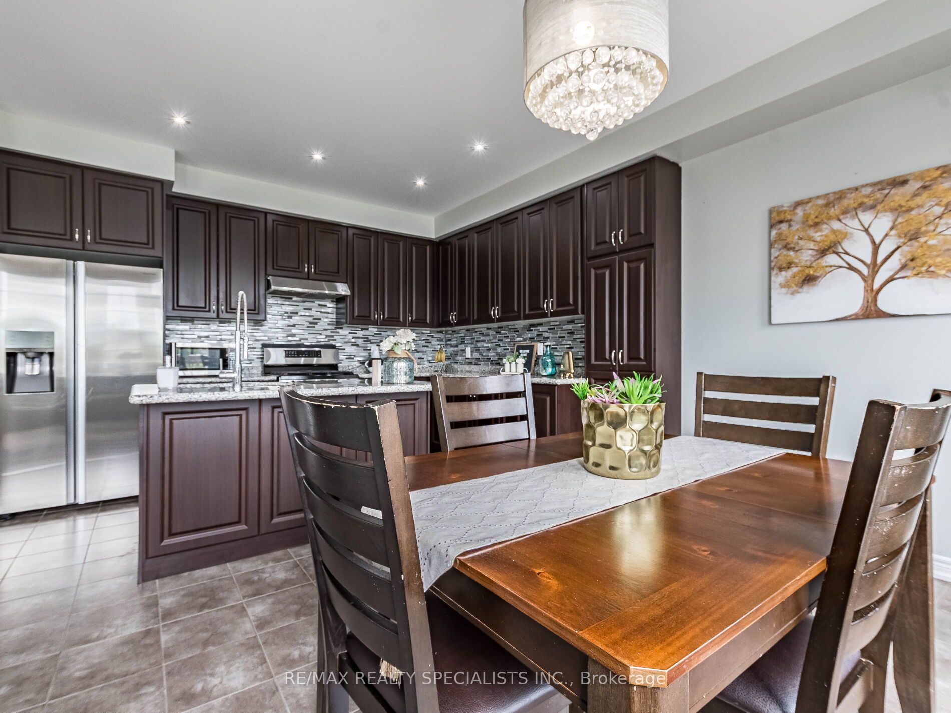 26 Lloyd Cres