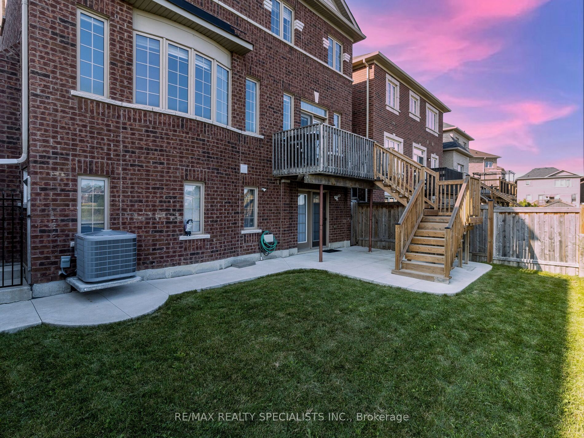 26 Lloyd Cres