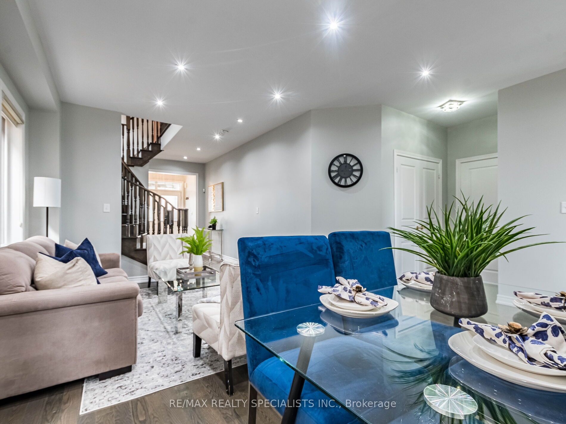 26 Lloyd Cres