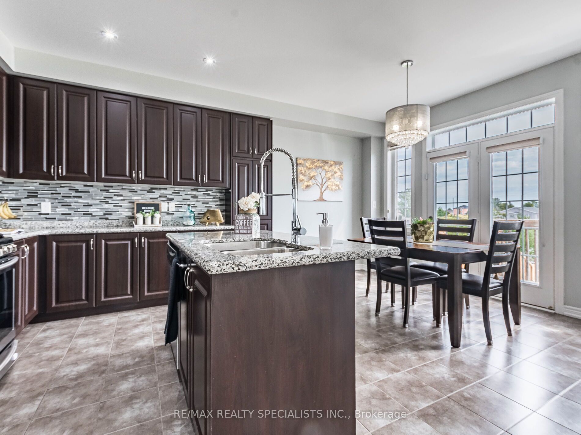 26 Lloyd Cres