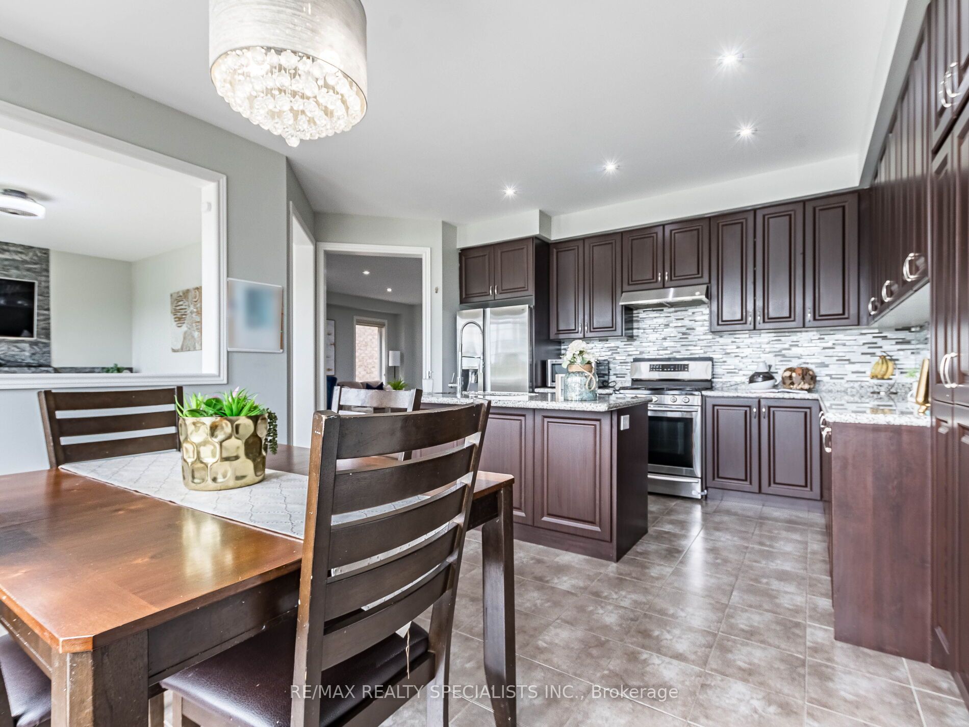 26 Lloyd Cres