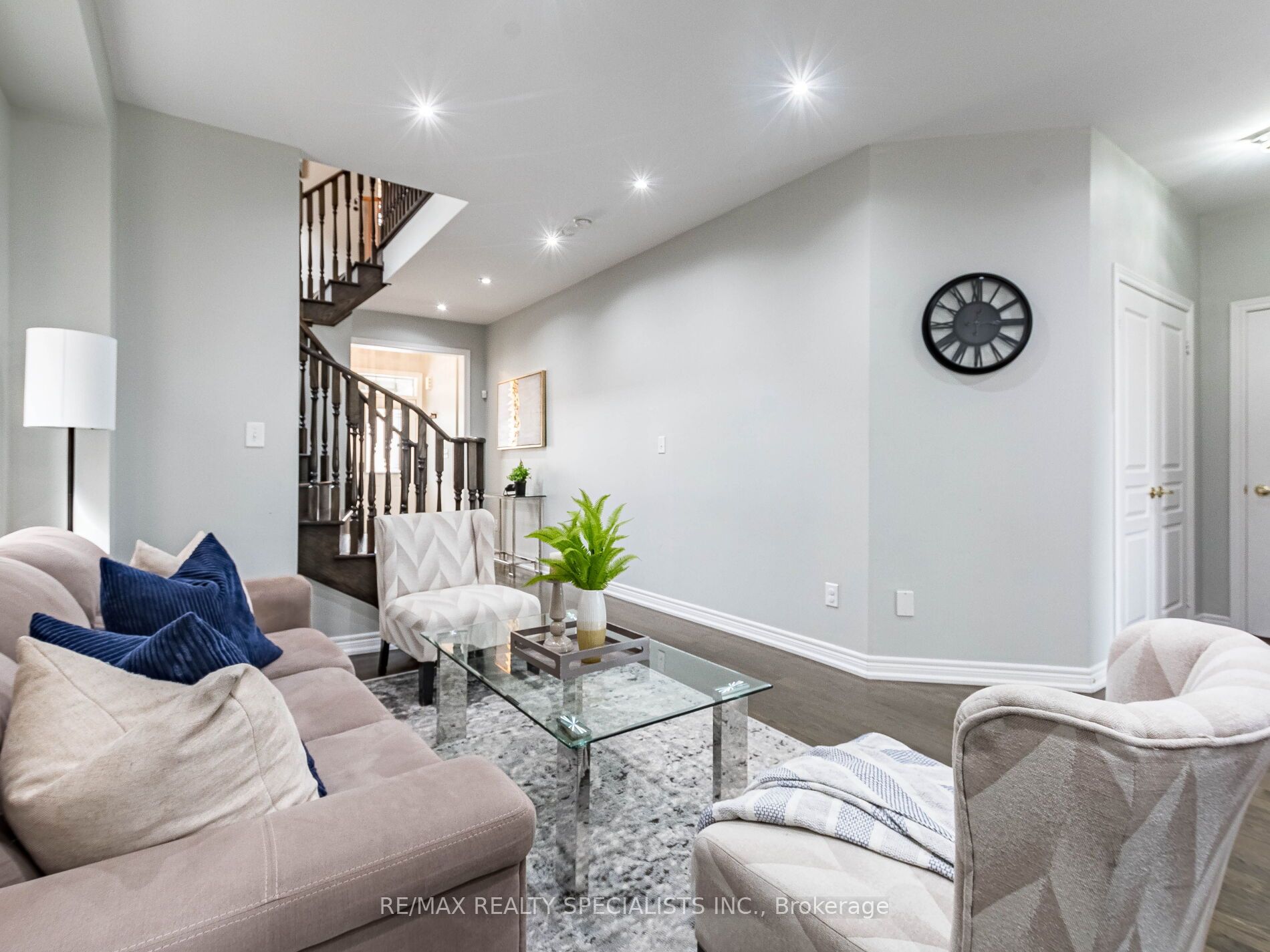 26 Lloyd Cres