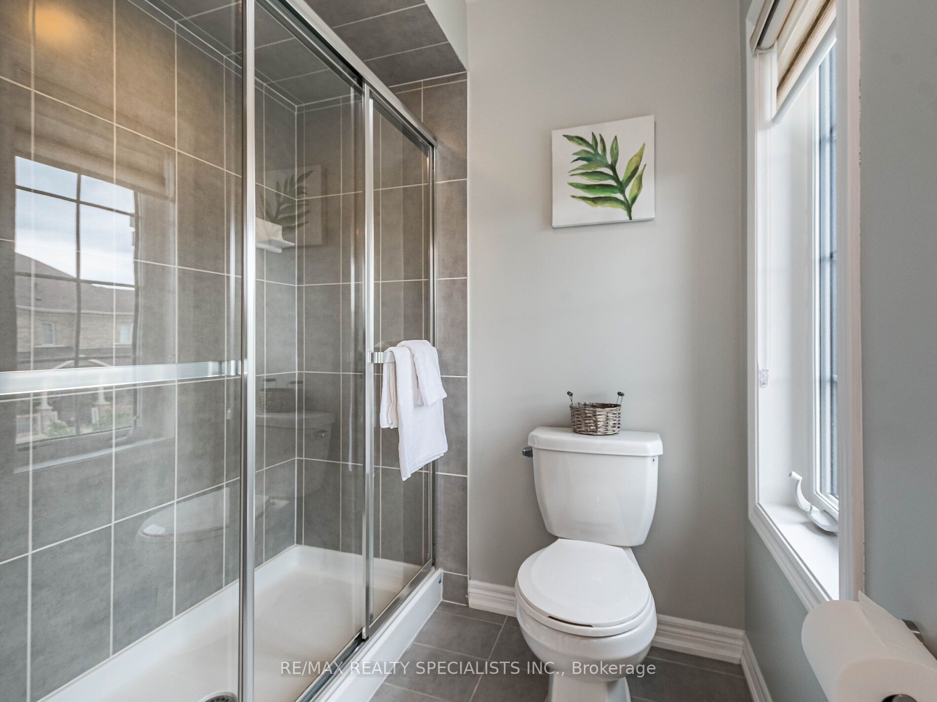26 Lloyd Cres