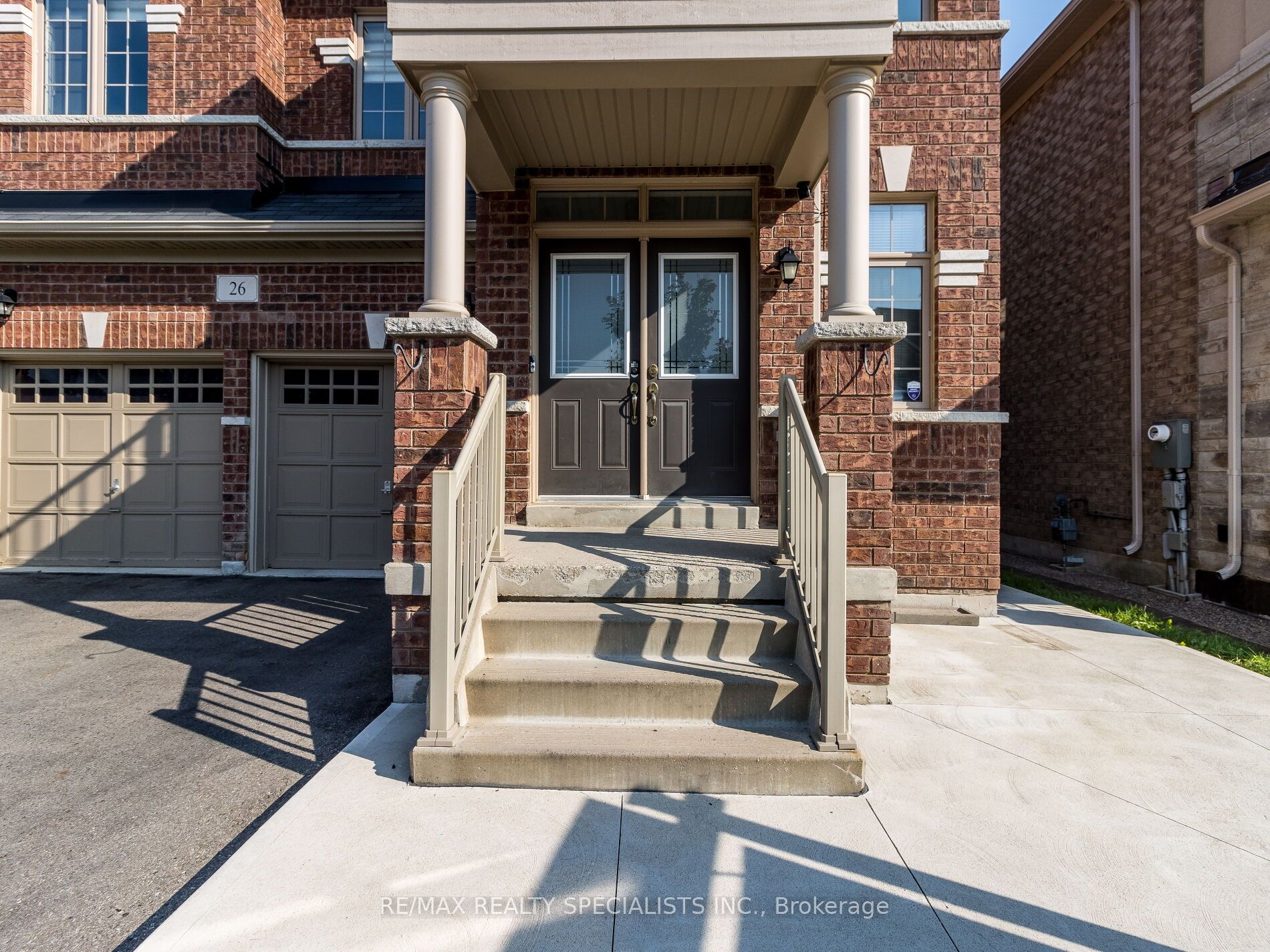26 Lloyd Cres