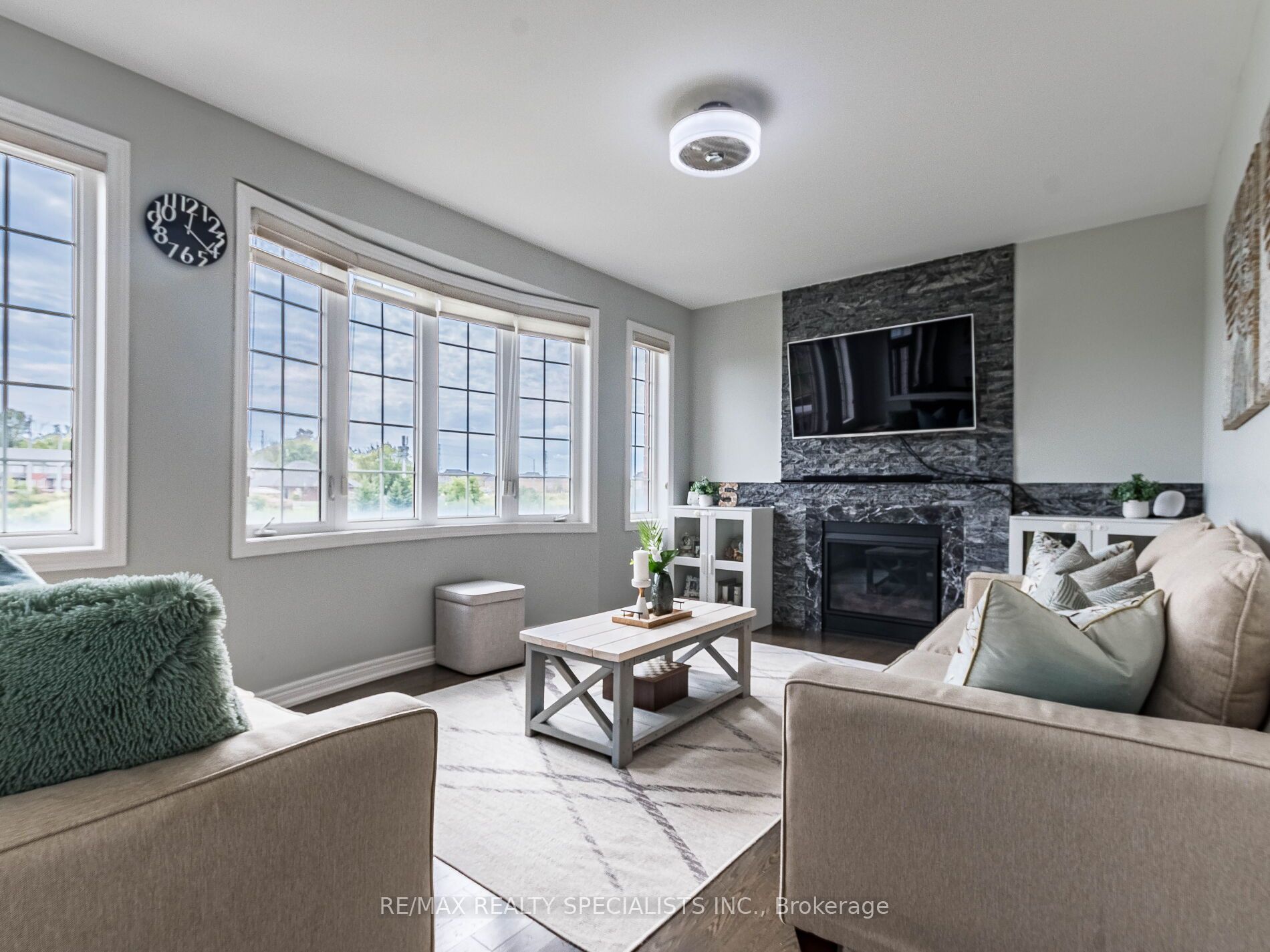 26 Lloyd Cres