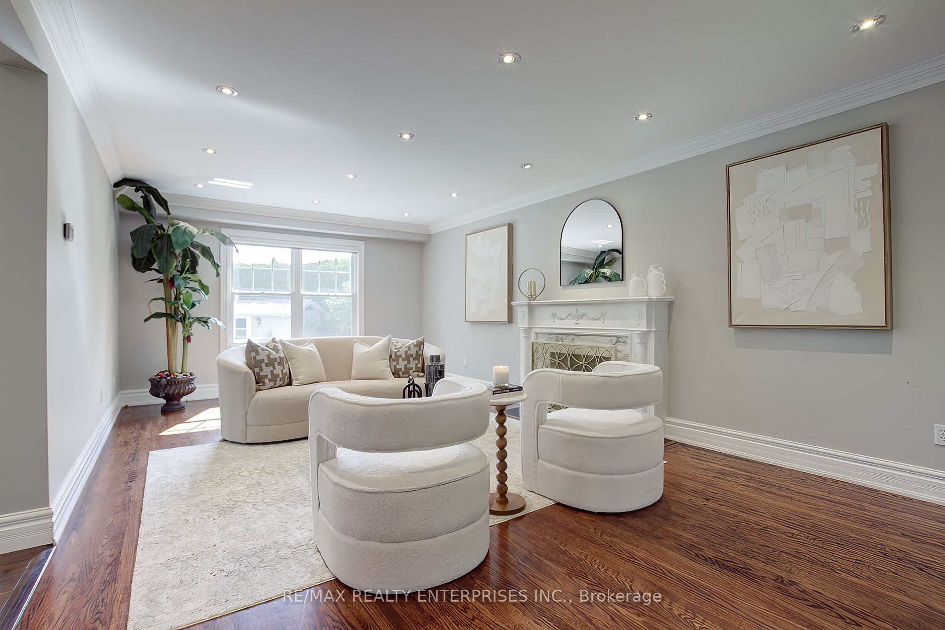 996 Cresthampton Lane