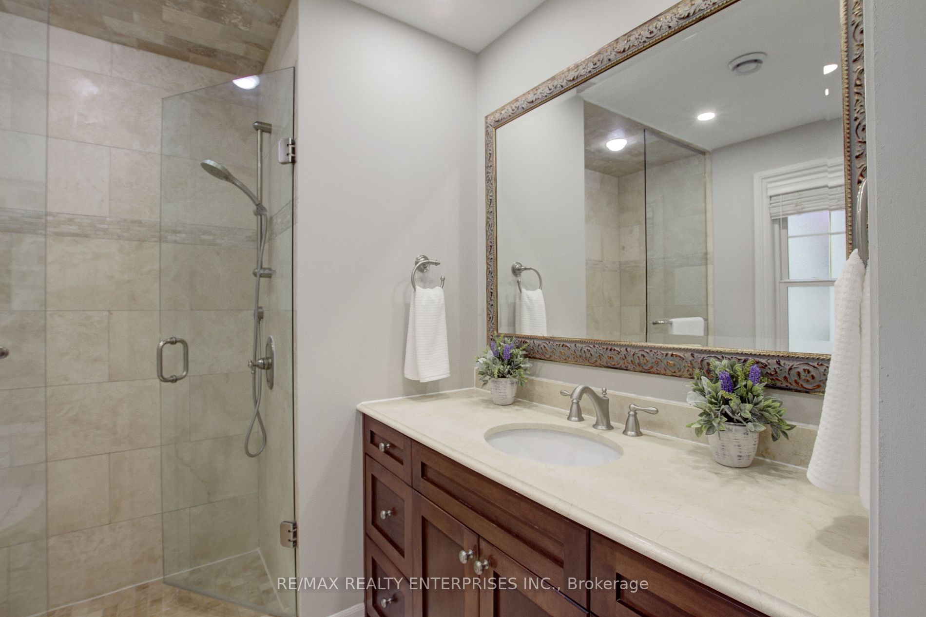 996 Cresthampton Lane