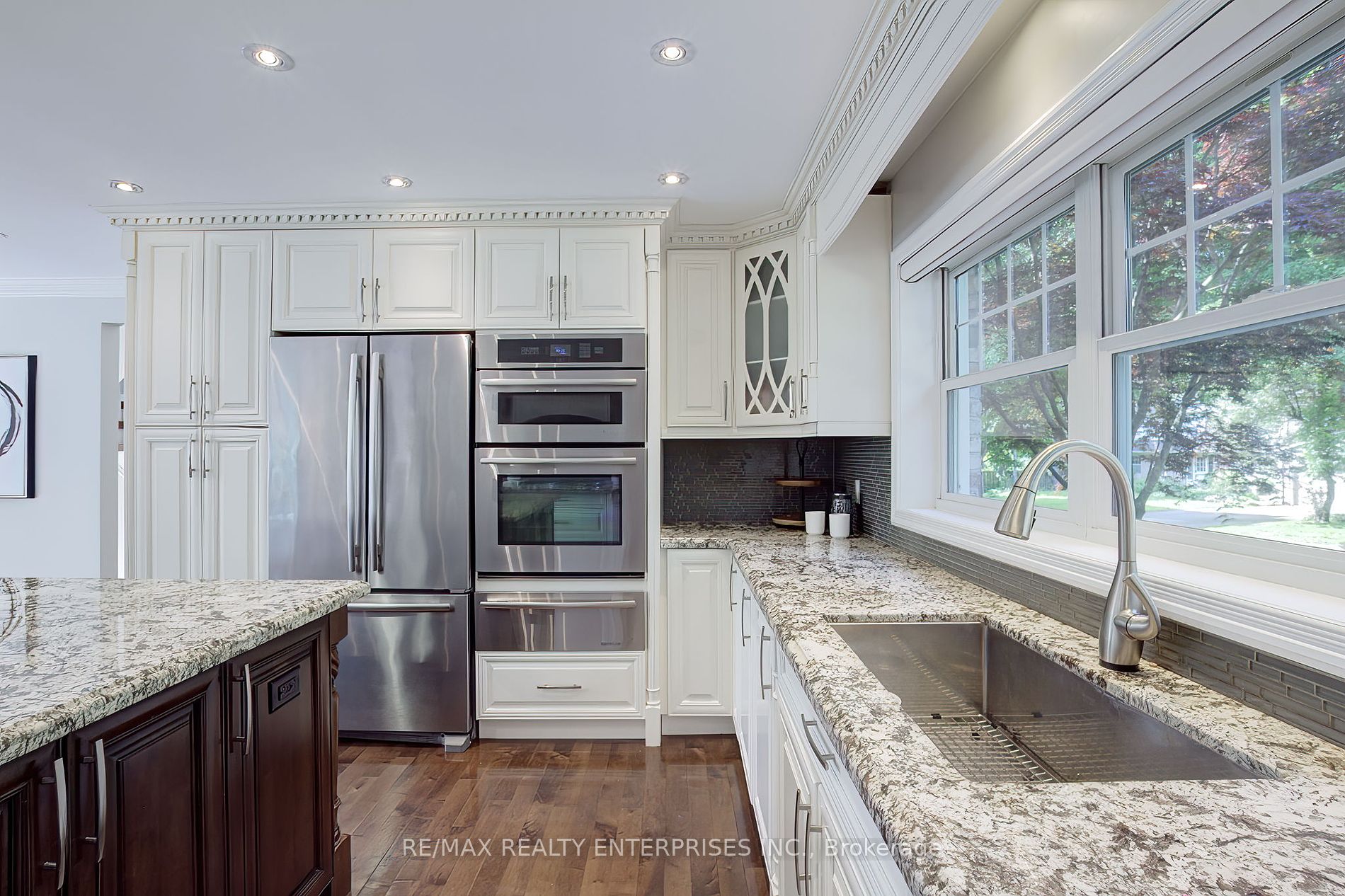 996 Cresthampton Lane
