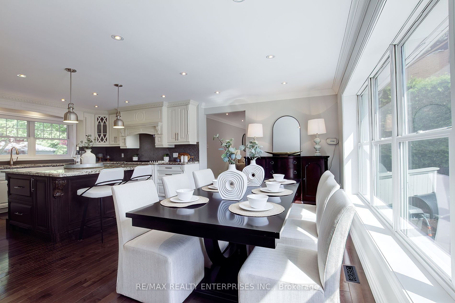 996 Cresthampton Lane