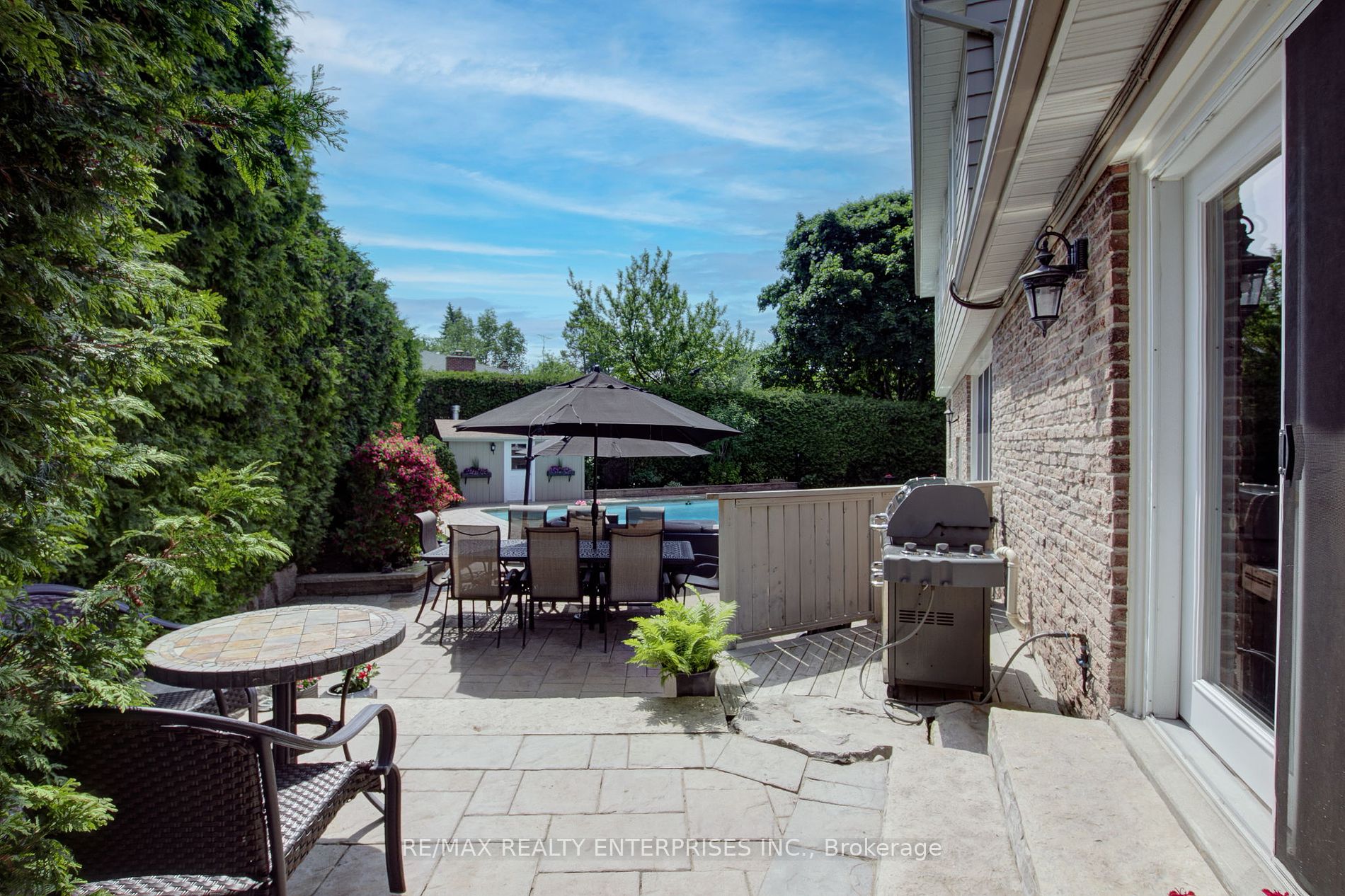 996 Cresthampton Lane