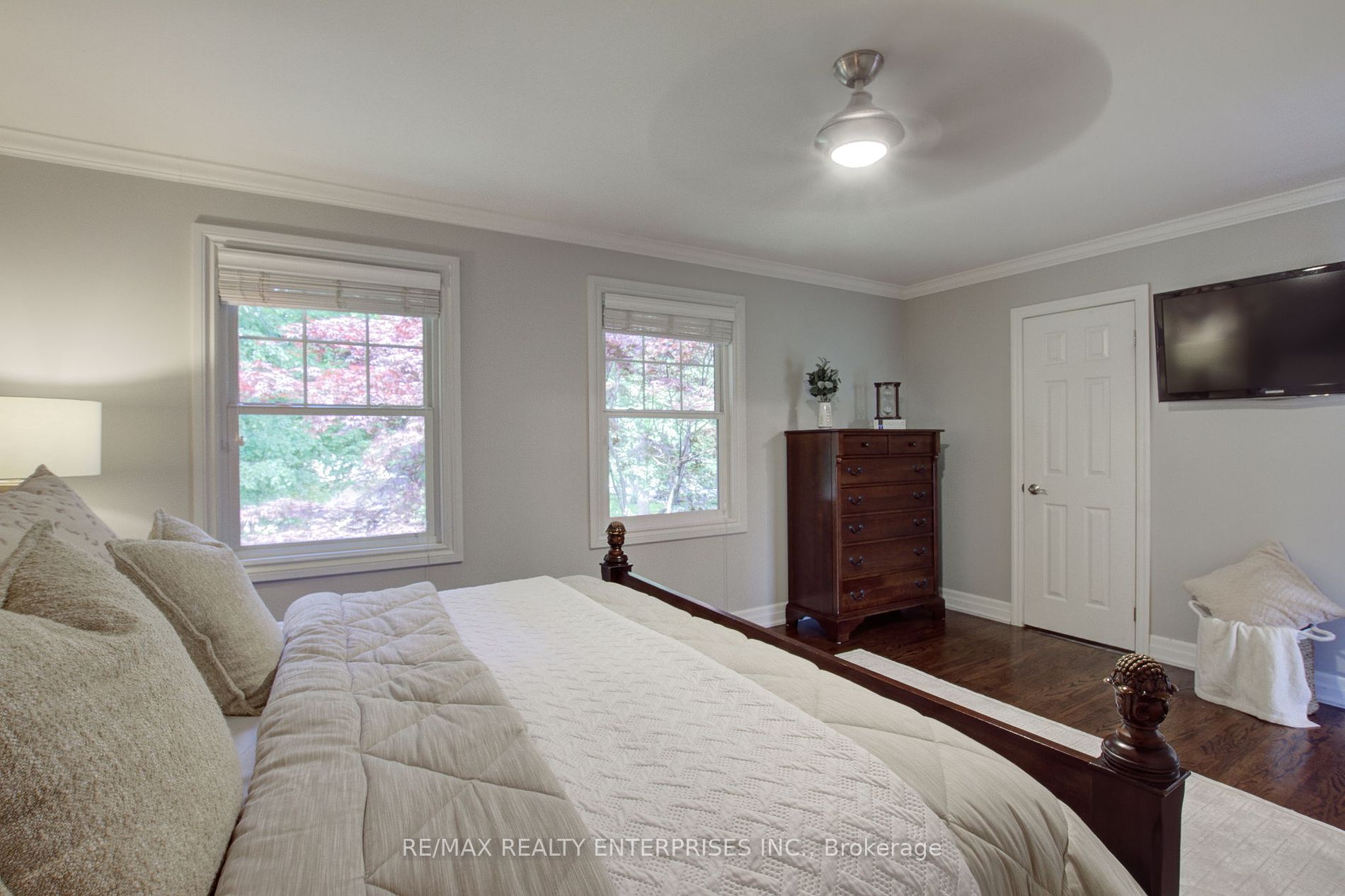 996 Cresthampton Lane