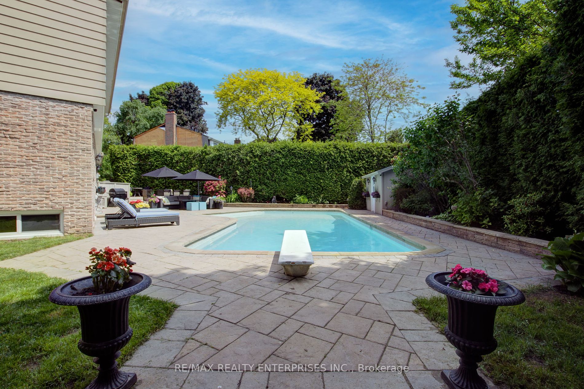 996 Cresthampton Lane