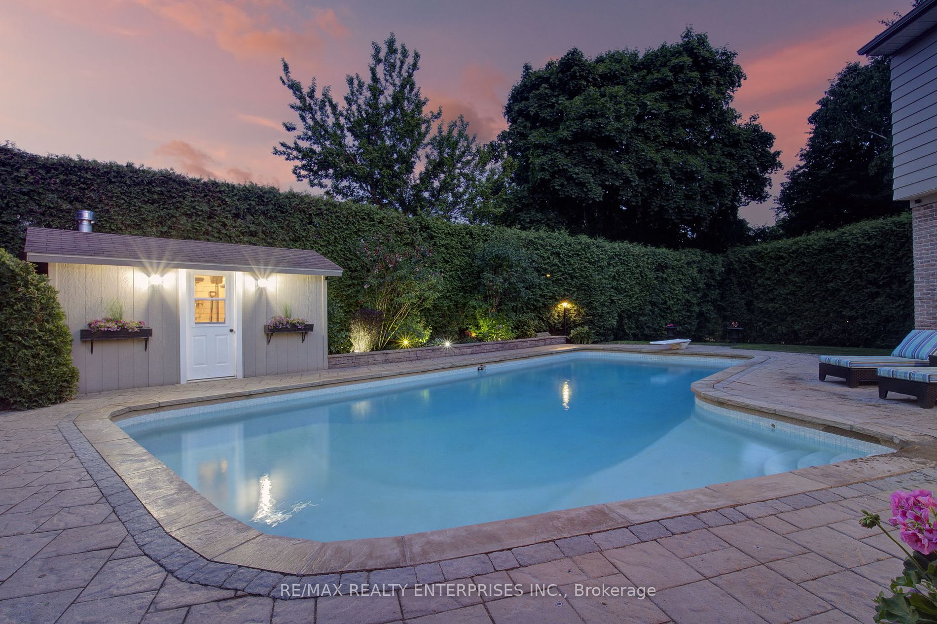 996 Cresthampton Lane