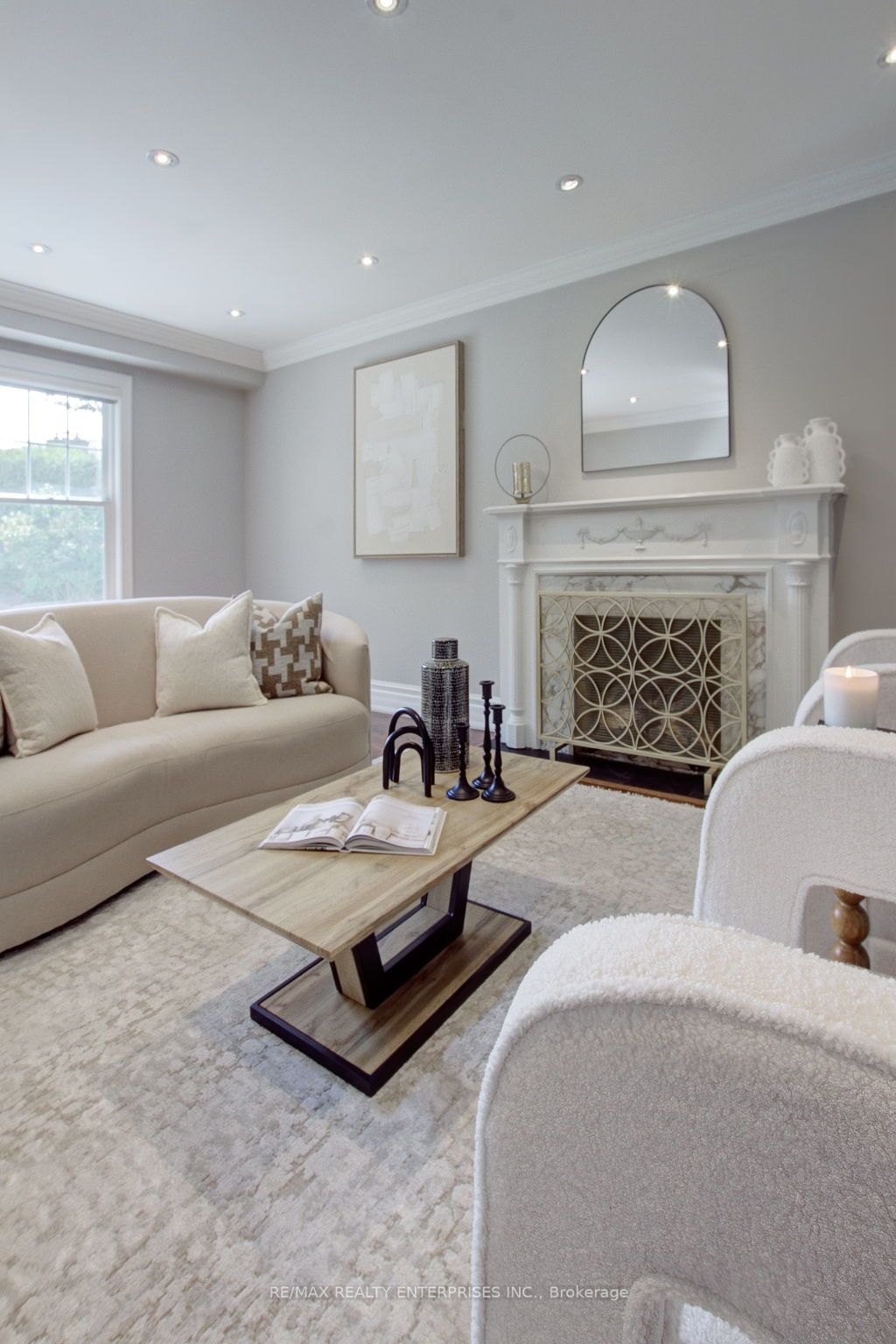 996 Cresthampton Lane