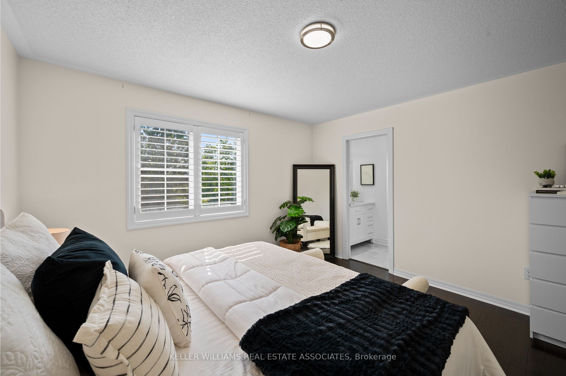 1002 Solomon Crt