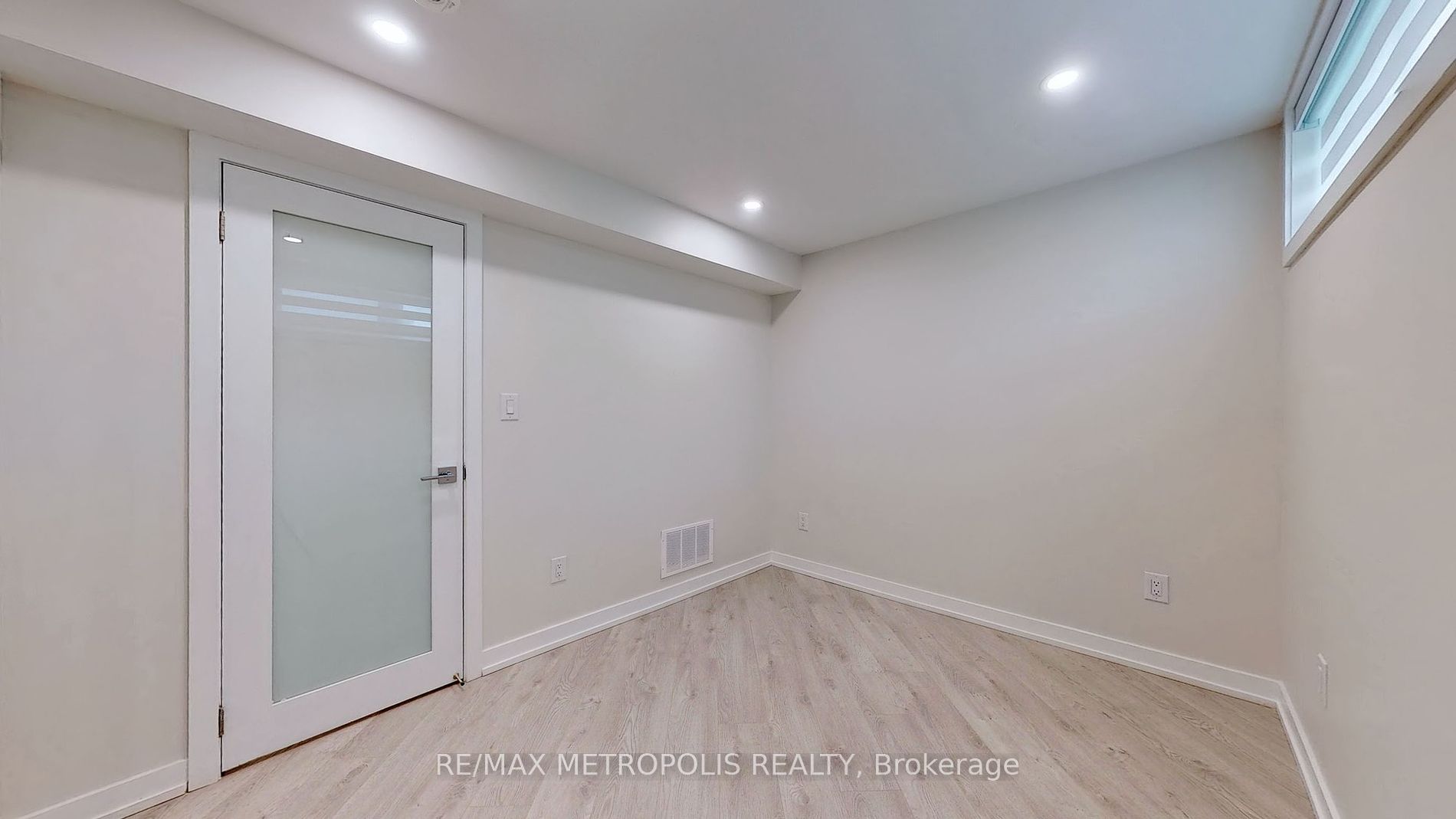 40 Stanwood Cres, #Lower B