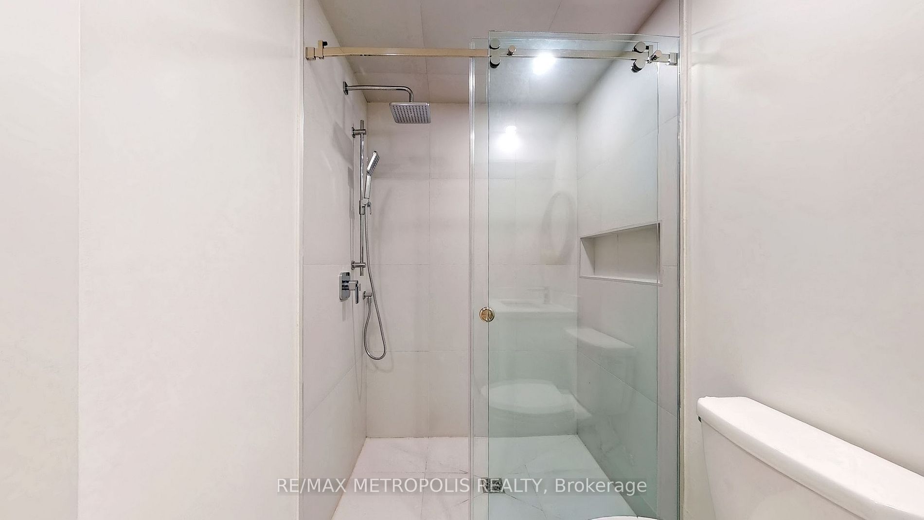 40 Stanwood Cres, #Lower B