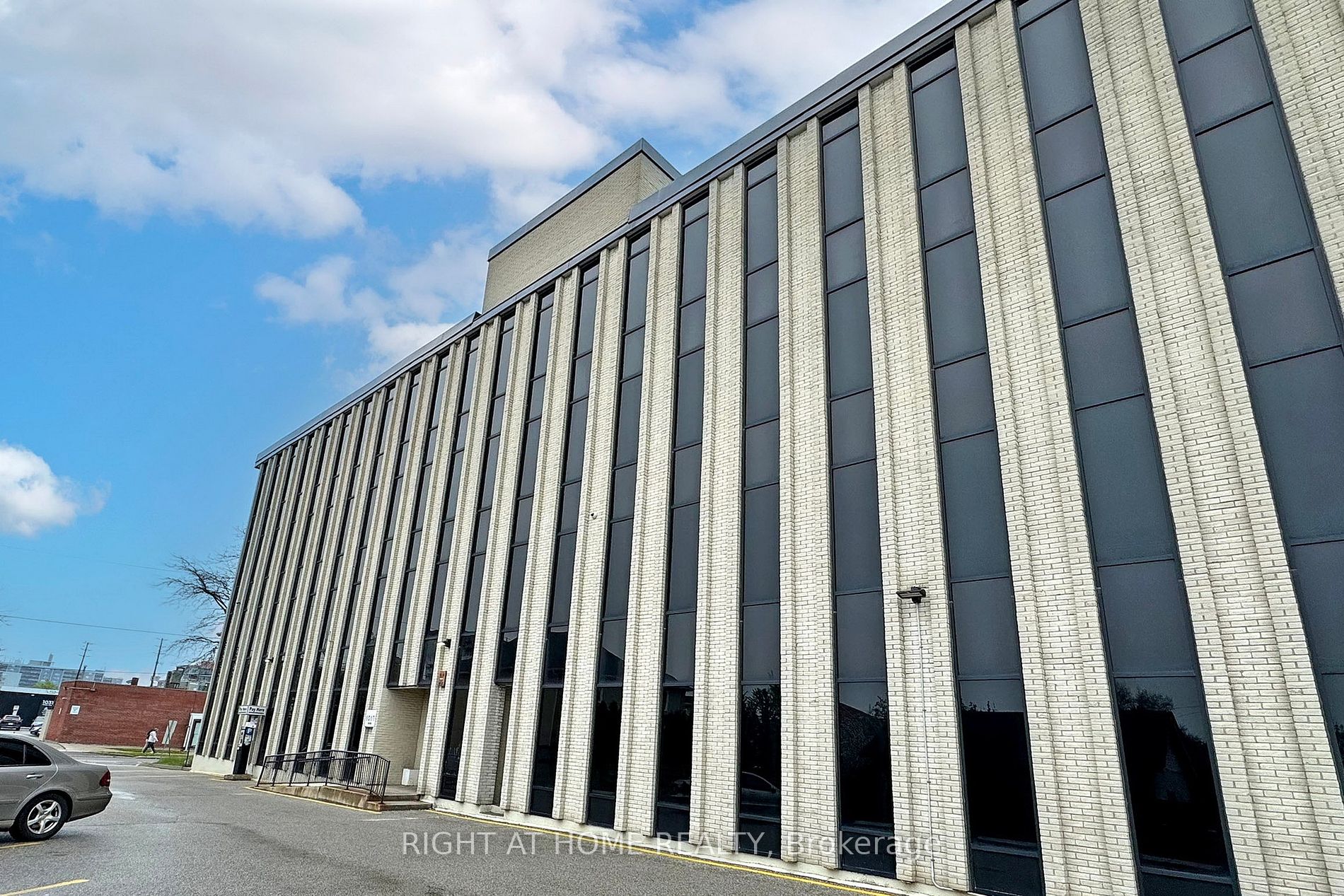 1017 Wilson Ave, #401&404