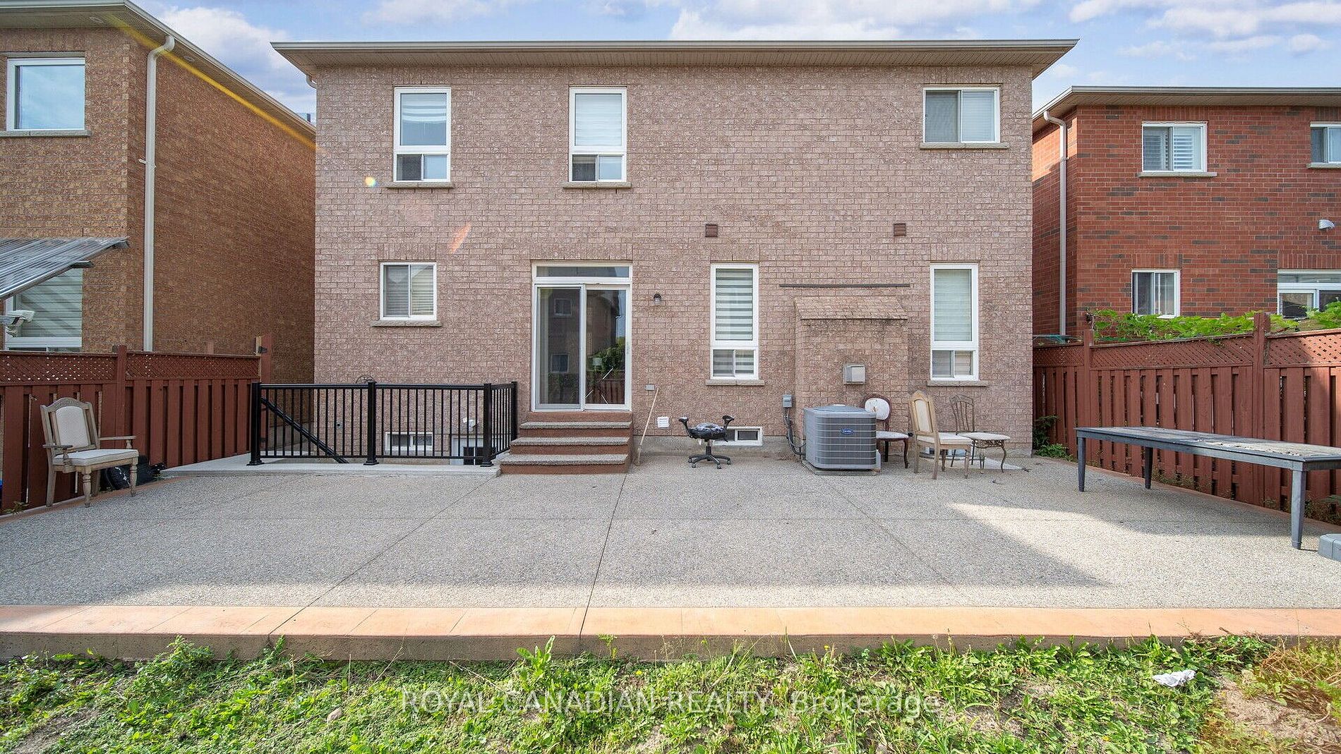 19 Outlook Ave