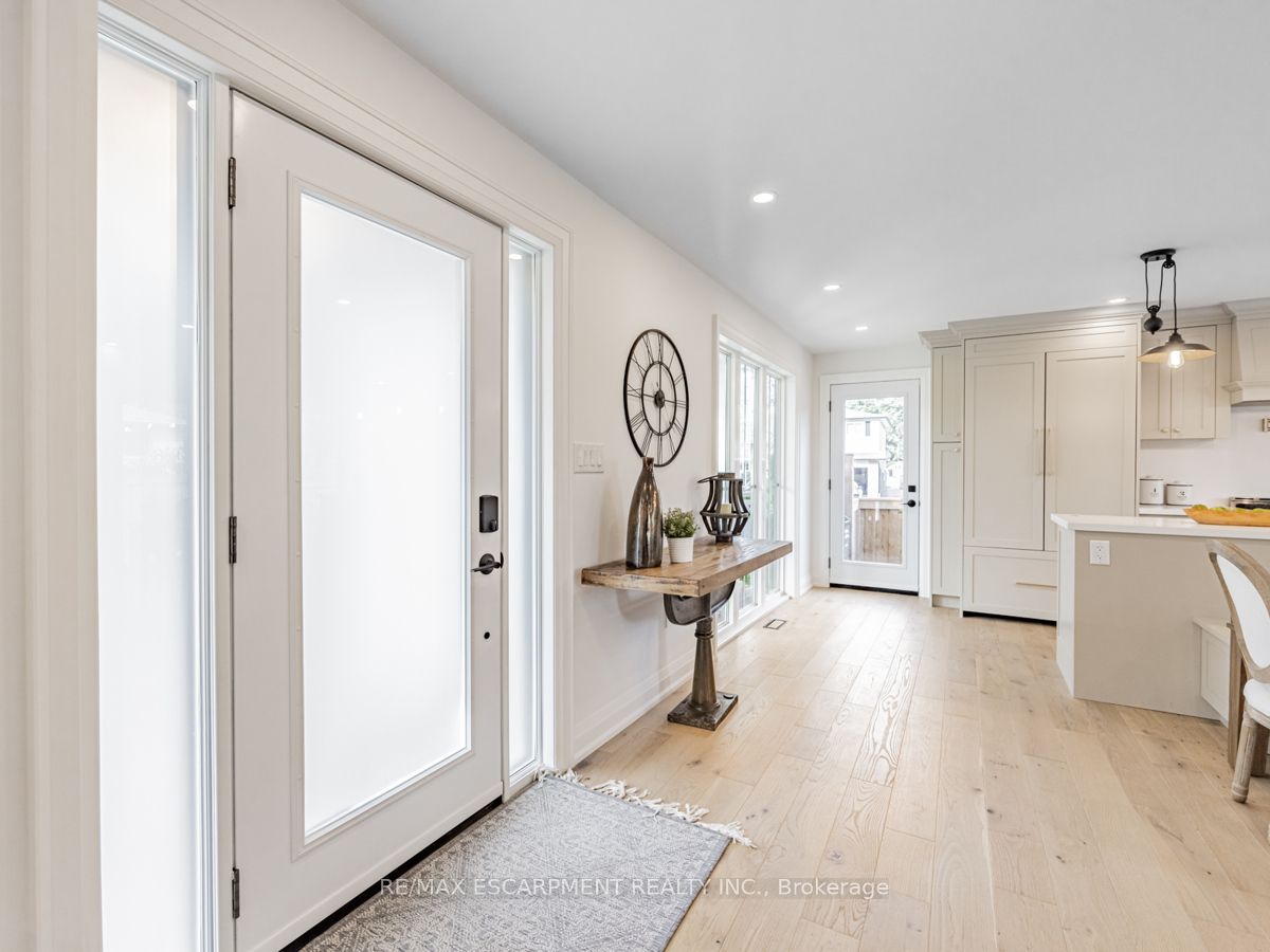 2212 Urwin Cres