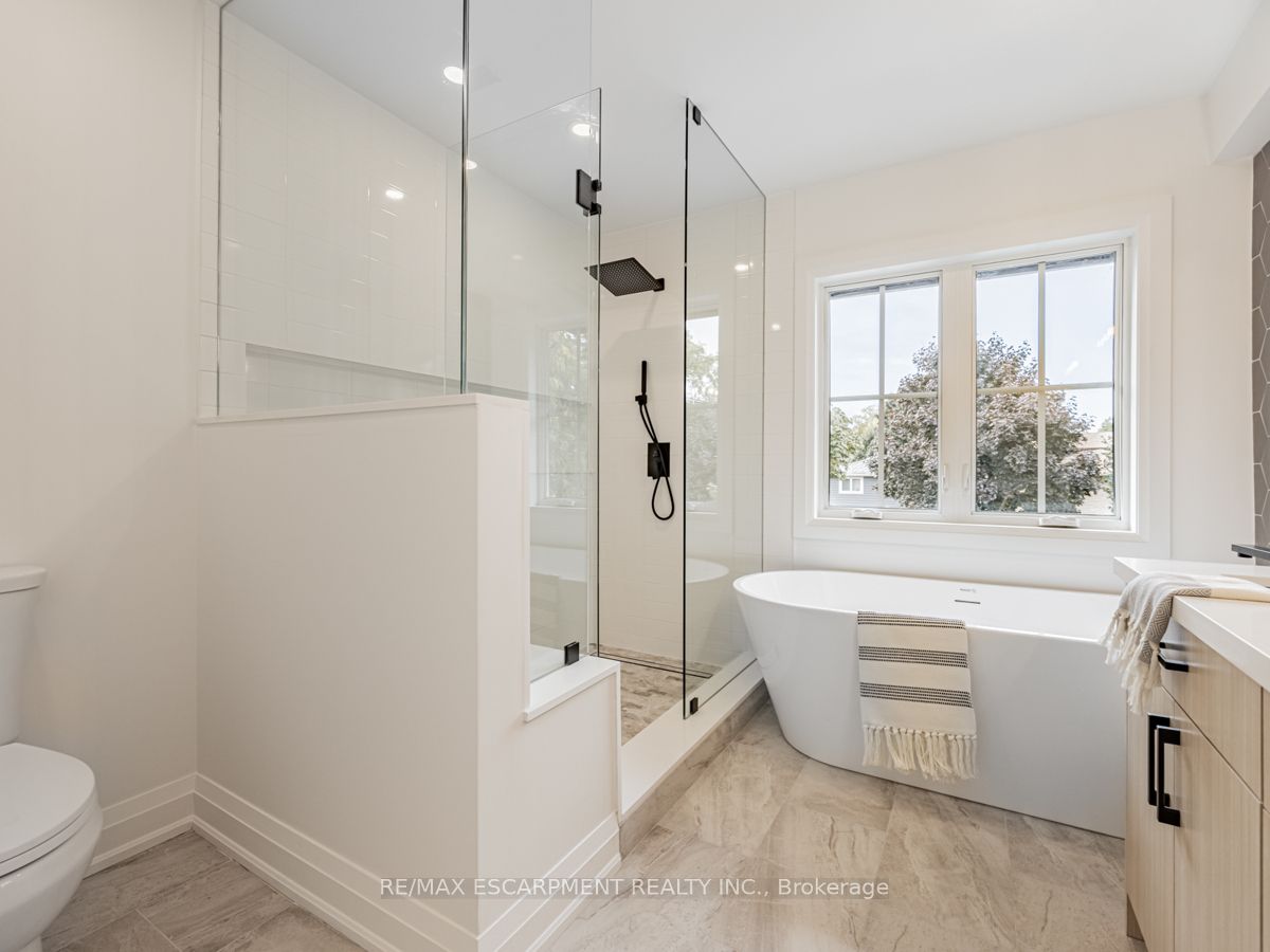 2212 Urwin Cres