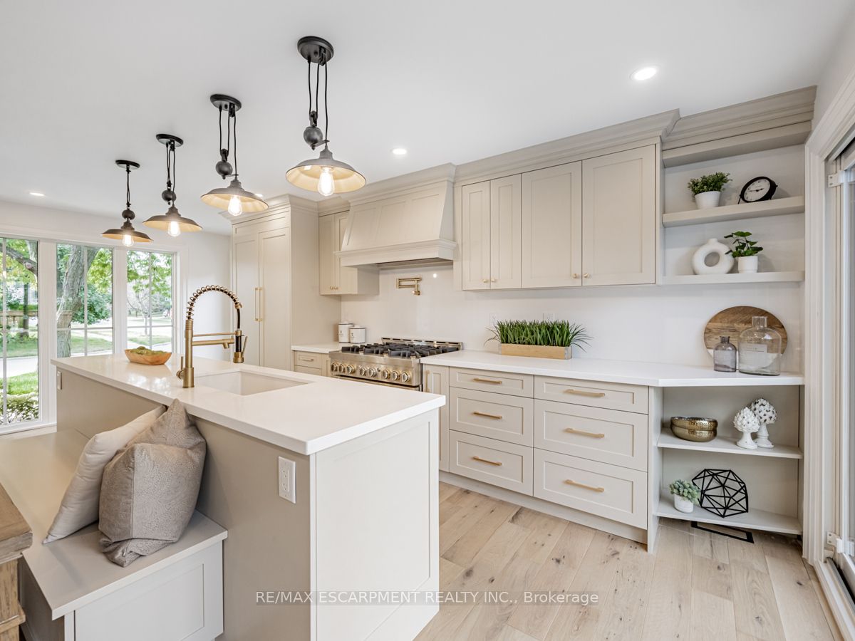 2212 Urwin Cres